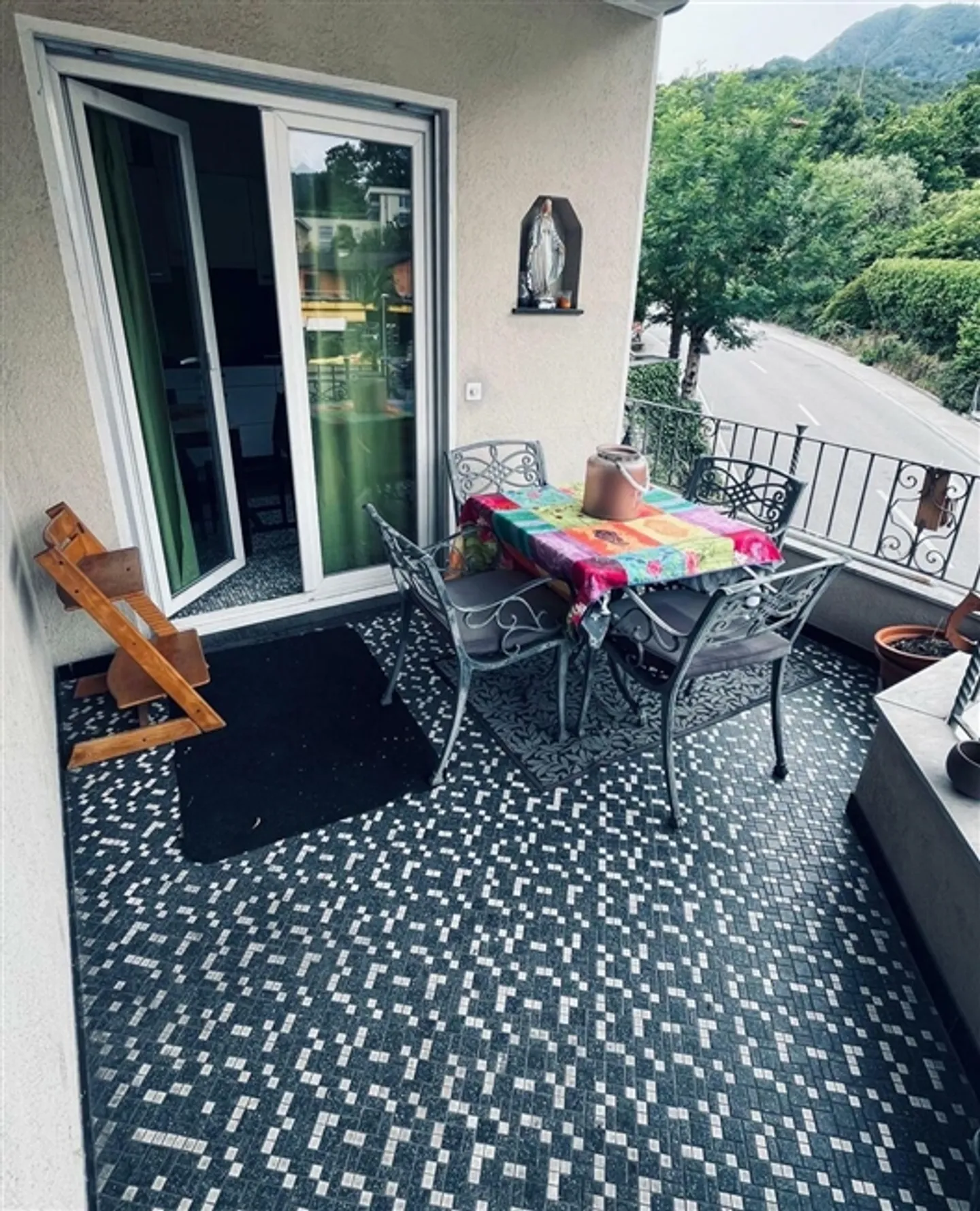 5.5-room apartment on the first floor in a semi-detached house for sale - Photo 3 of 10