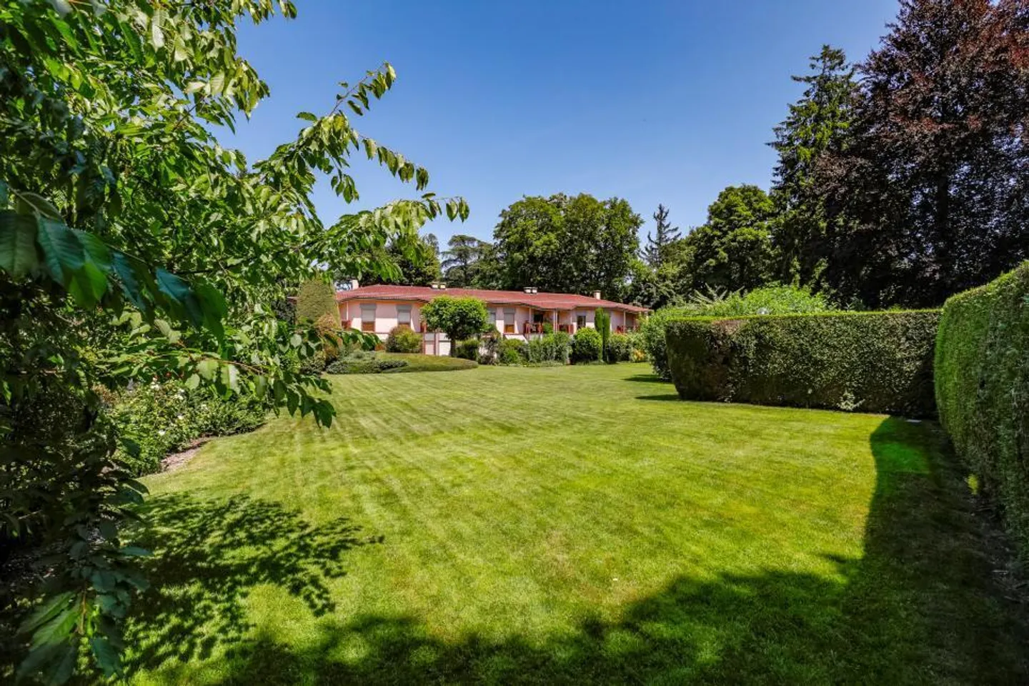 Da afferrare: Bella villa adiacente in un parco vicino ai servizi. - Foto 1 di 12