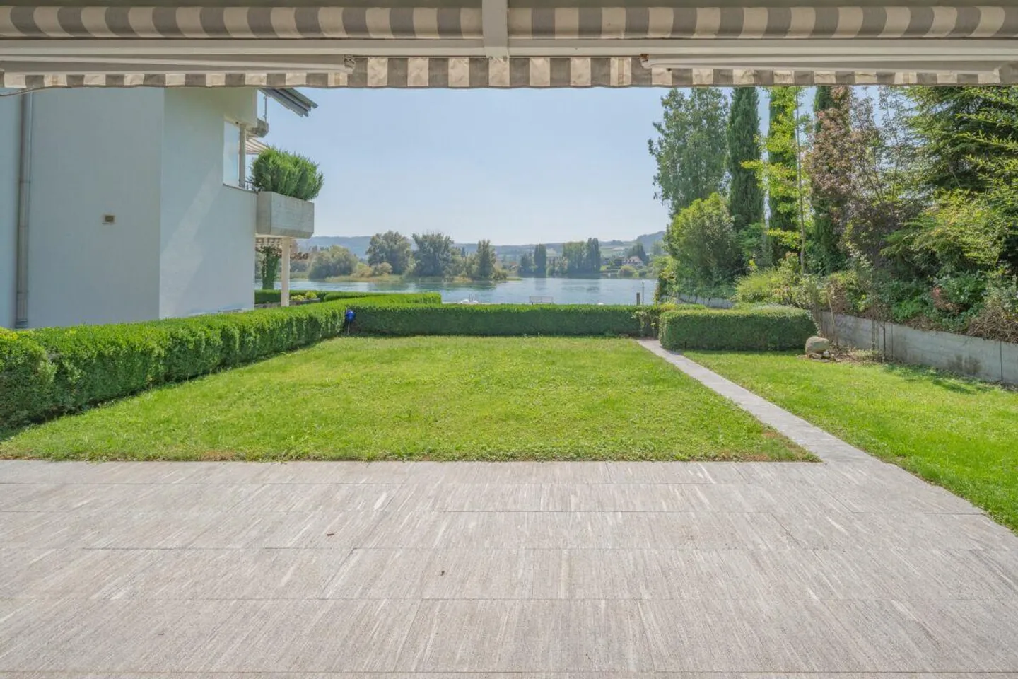 "Jewel on the Rhine" - 4½ room apartment in a dream location - Photo 2 of 19