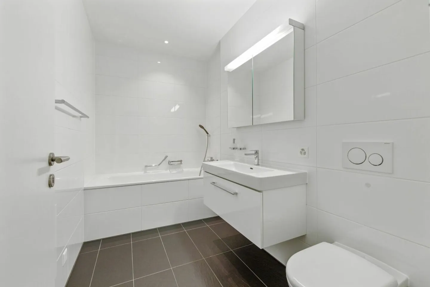 Living in the town of Laufen! Modern 4.5-room apartment in a quiet location - Photo 9 of 16