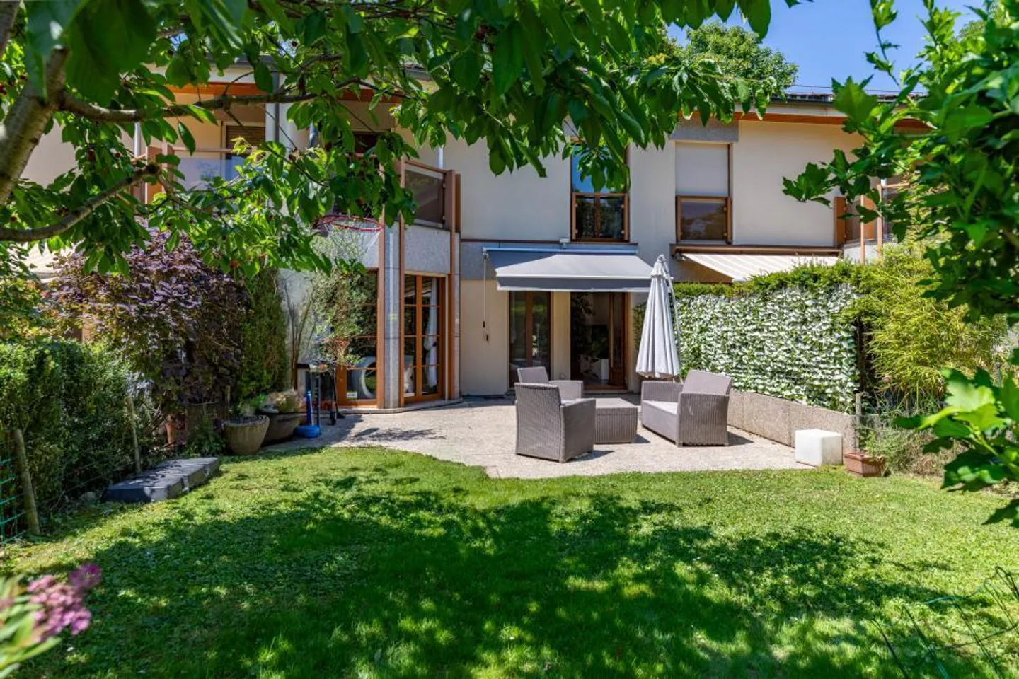 Da afferrare: Bella villa adiacente in un parco vicino ai servizi. - Foto 2 di 12