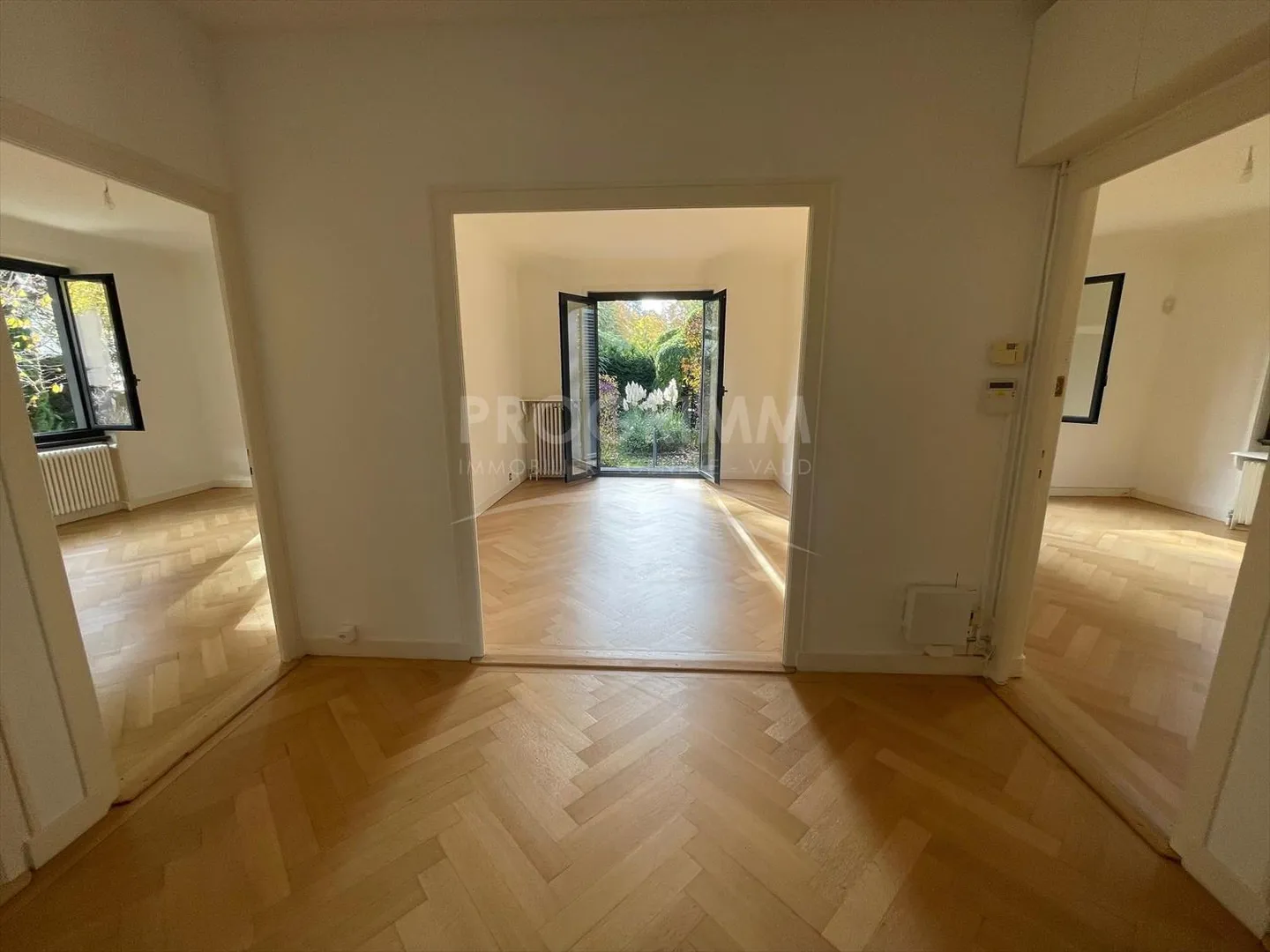 Renovated family house in Chene-Bougeries - 9.5 rooms - Photo 2 of 9