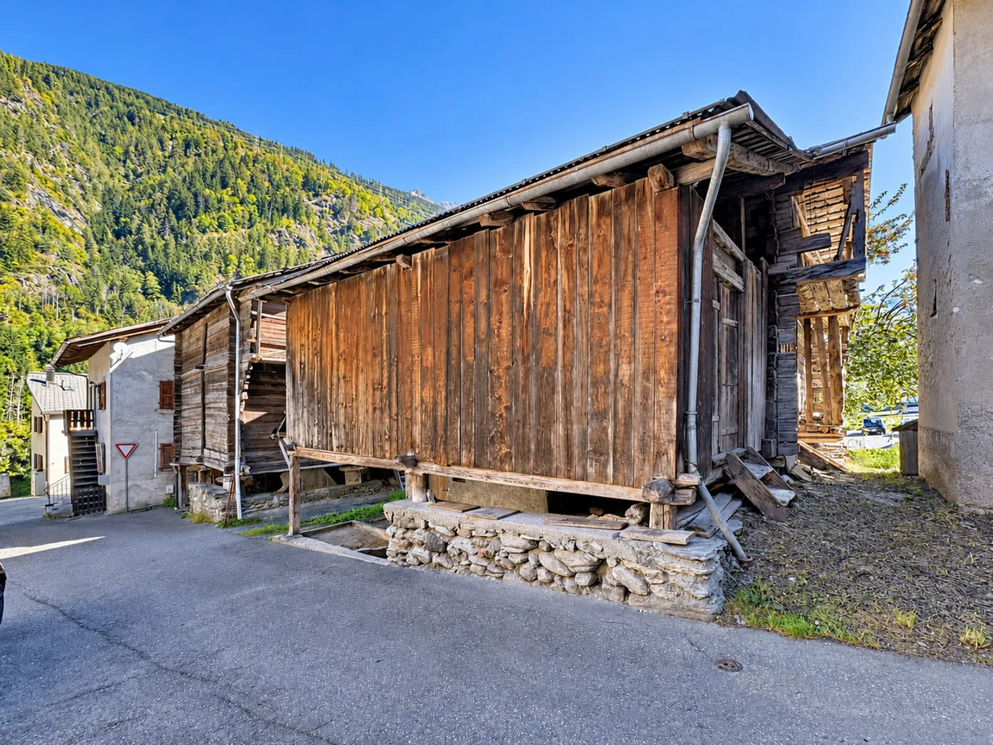 Traditional Valaisan Barn - Photo 4 of 5