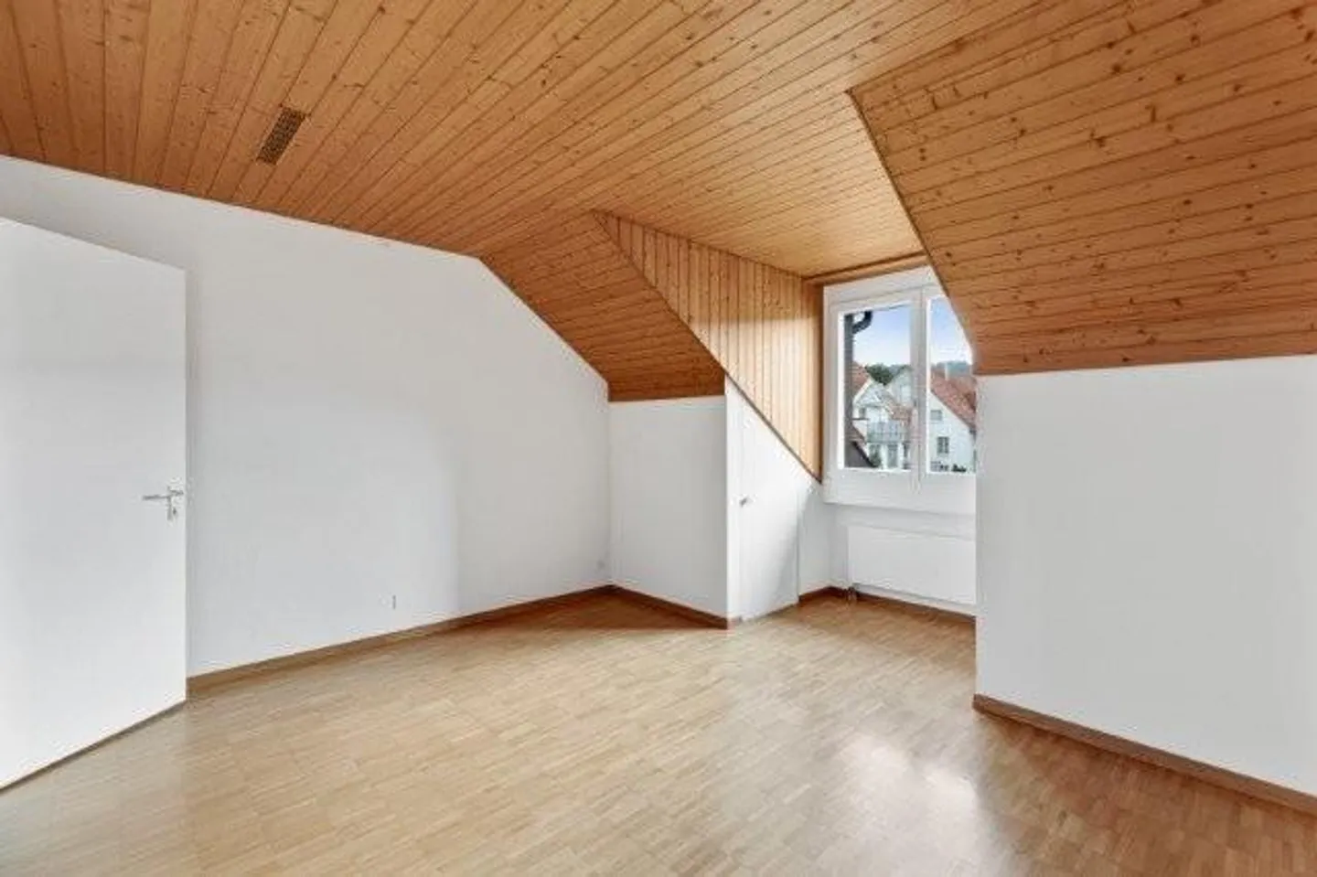 RENT WITHOUT DEPOSIT - Spacious Maisonette Apartment with Fireplace - Photo 10 of 12