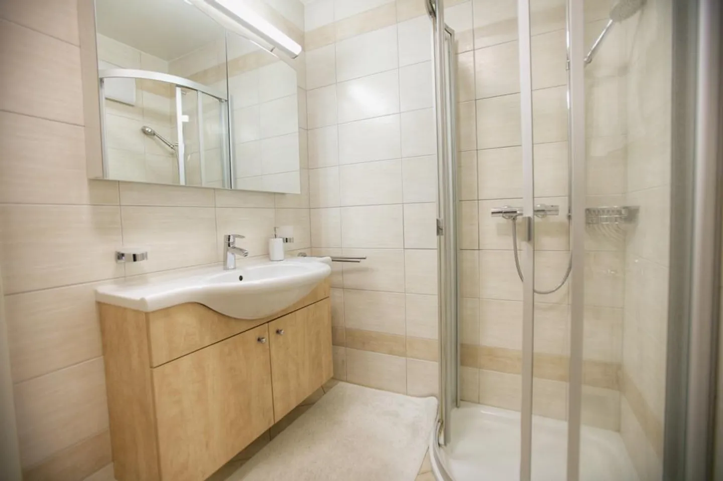 Modernes Apartment mit Seeblick - Foto 3 von 16