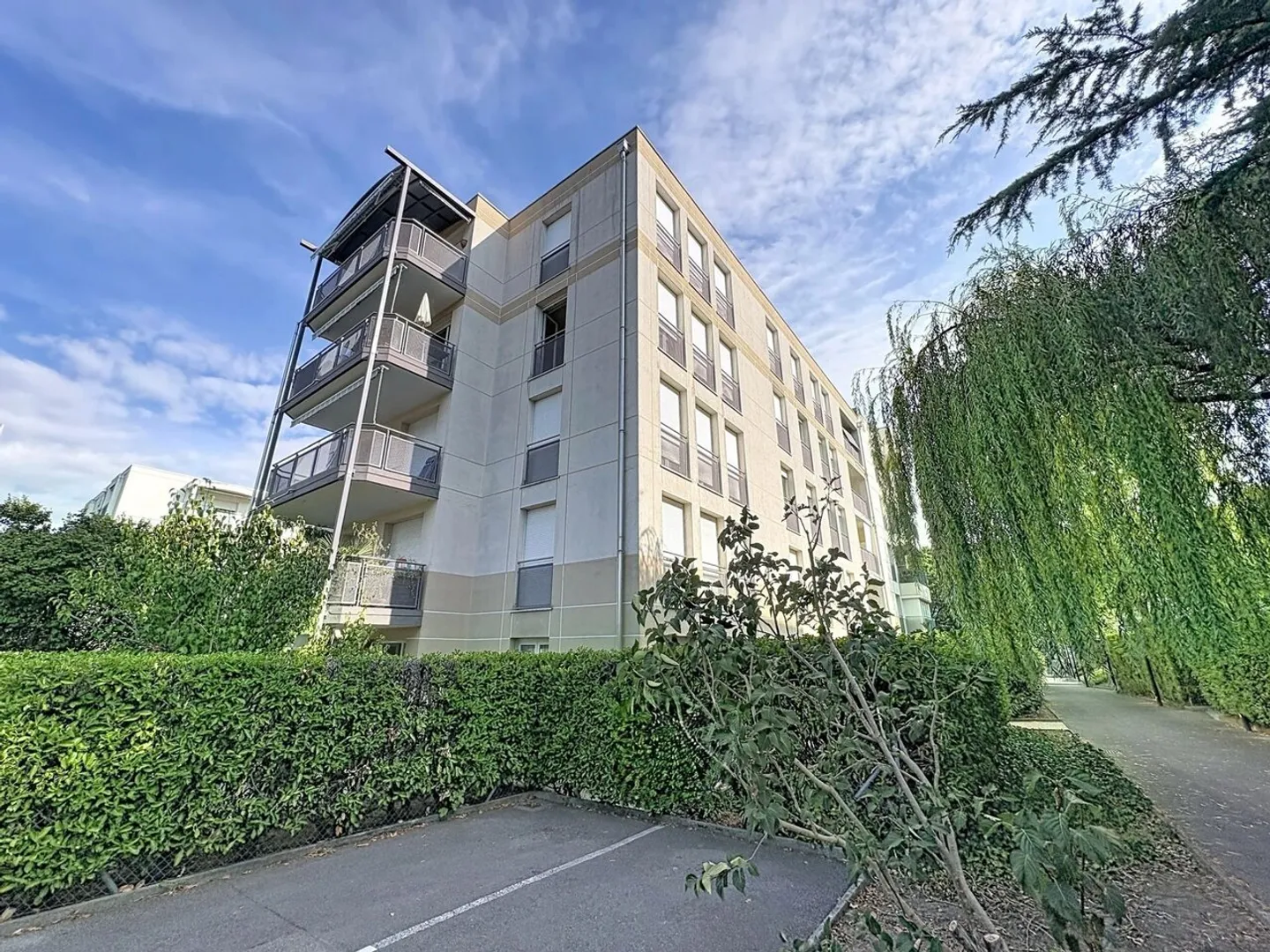 GERÄUMIGE 7-ZIMMER-WOHNUNG IN DER NÄHE VON INTERNATIONALEN ORGANISATIONEN - Foto 1 von 10