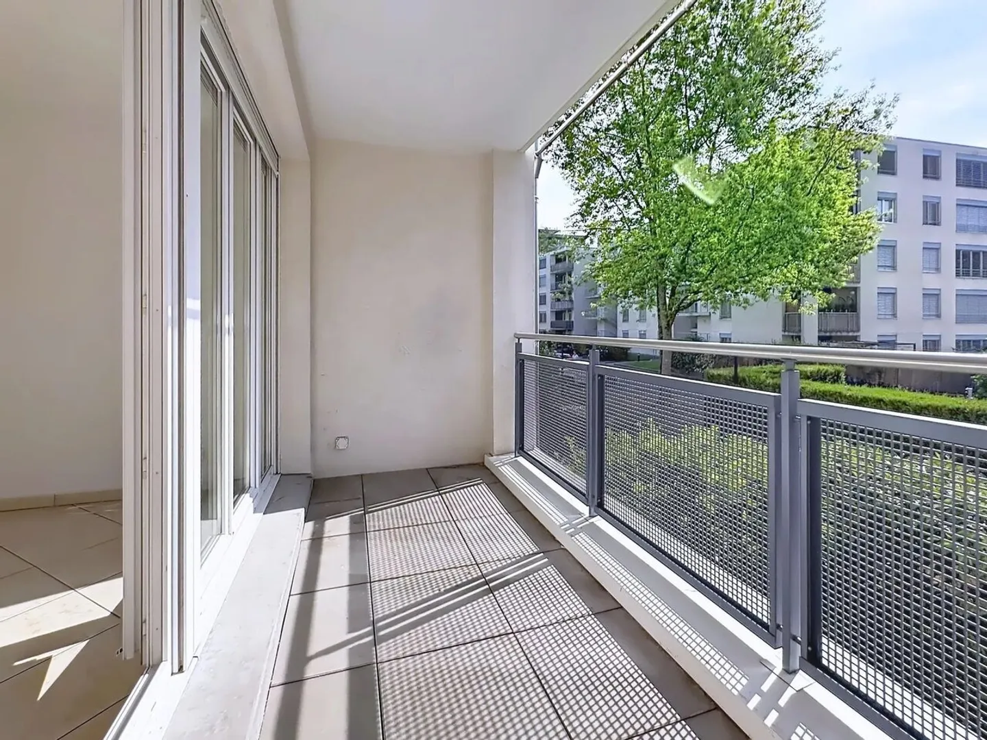 GERÄUMIGE 7-ZIMMER-WOHNUNG IN DER NÄHE VON INTERNATIONALEN ORGANISATIONEN - Foto 3 von 10