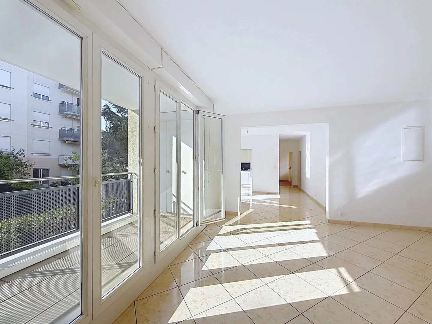 GERÄUMIGE 7-ZIMMER-WOHNUNG IN DER NÄHE VON INTERNATIONALEN ORGANISATIONEN - Foto 5 von 10