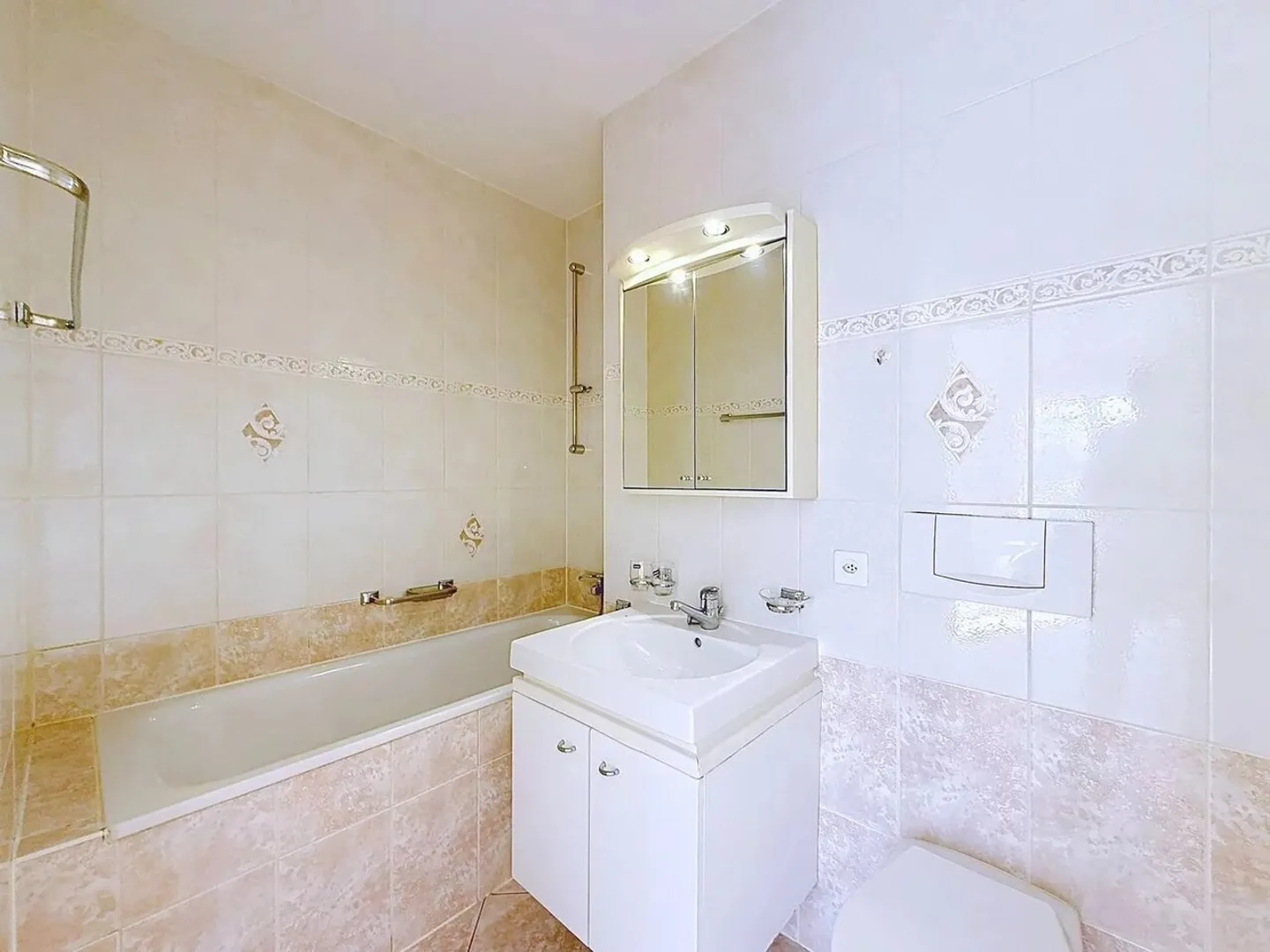 GERÄUMIGE 7-ZIMMER-WOHNUNG IN DER NÄHE VON INTERNATIONALEN ORGANISATIONEN - Foto 7 von 10