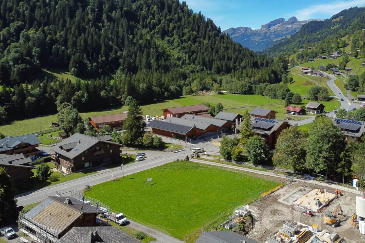 Exklusiv: Wunderschönes Baugrundstück am Eingang des Dorfes - Foto 4 von 11