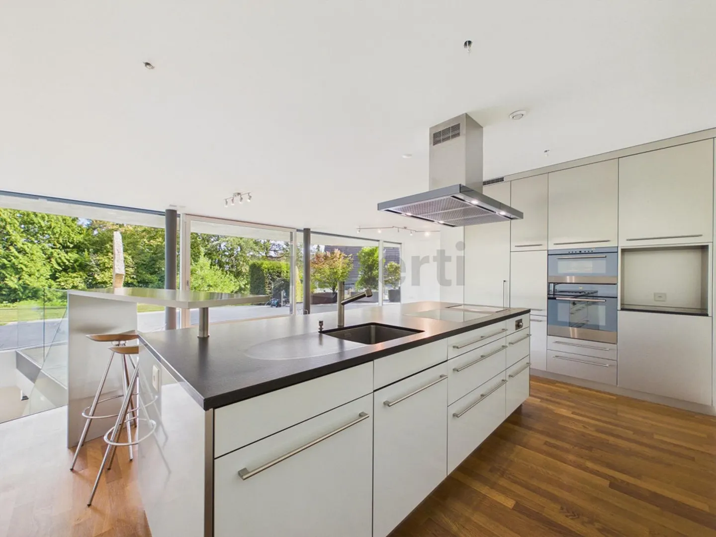 Appartement spacieux exclusif de 3,5 pièces avec terrasse et jardin dans un cadre de parc - Photo 4 sur 11