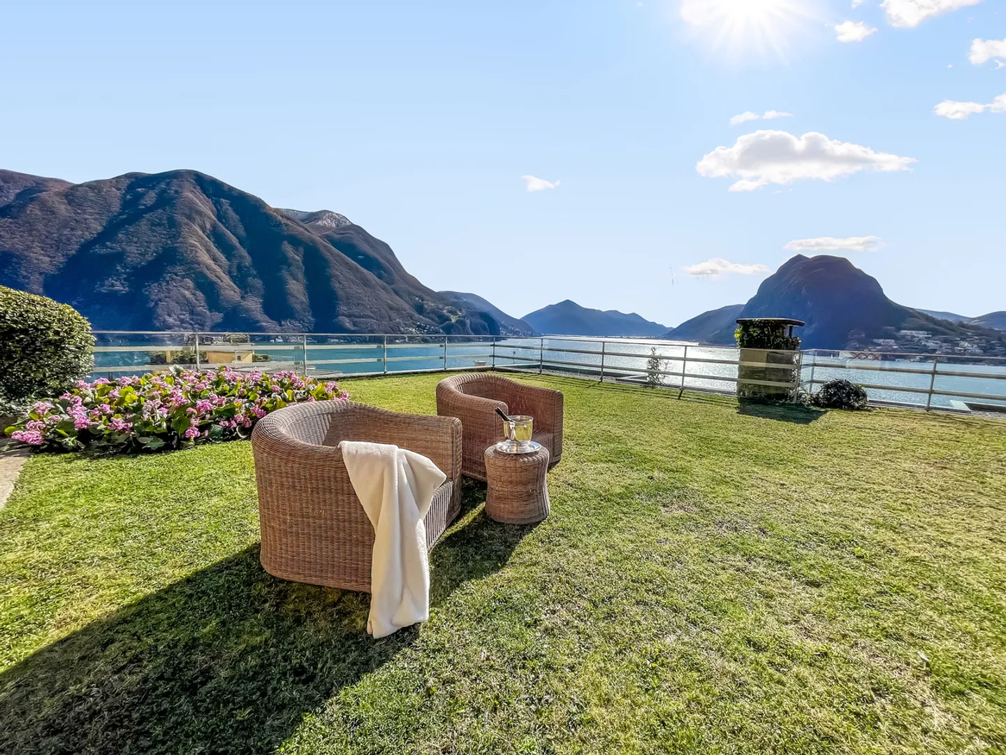 Elegante appartamento con giardino affacciato sul lago  - Foto 2 di 16