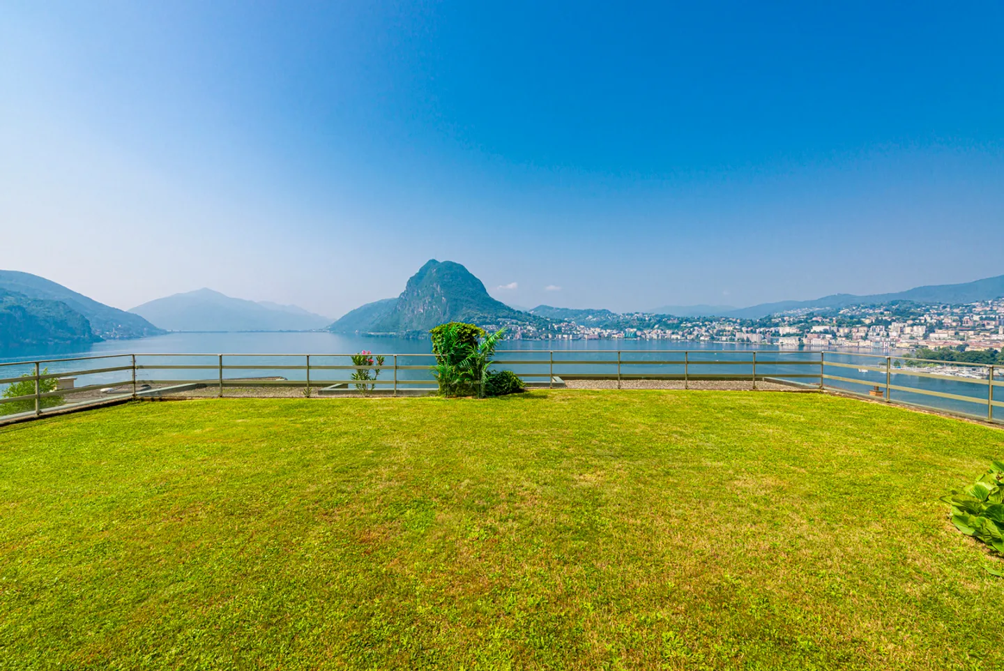 Elegante appartamento con giardino affacciato sul lago  - Foto 3 di 16