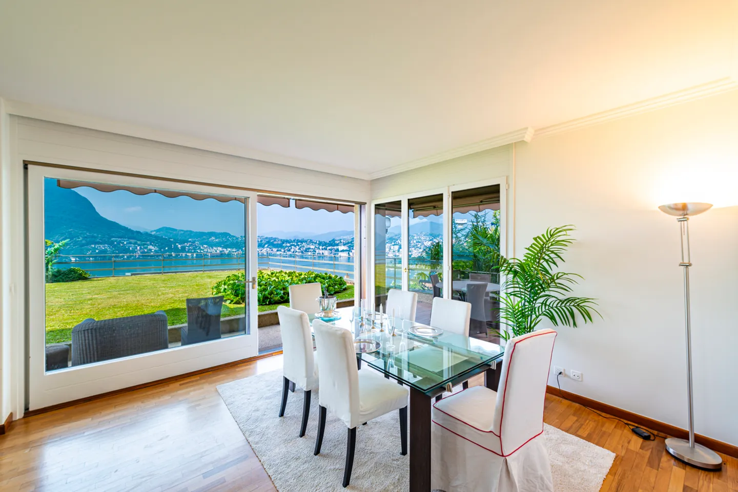Elegante appartamento con giardino affacciato sul lago  - Foto 5 di 16