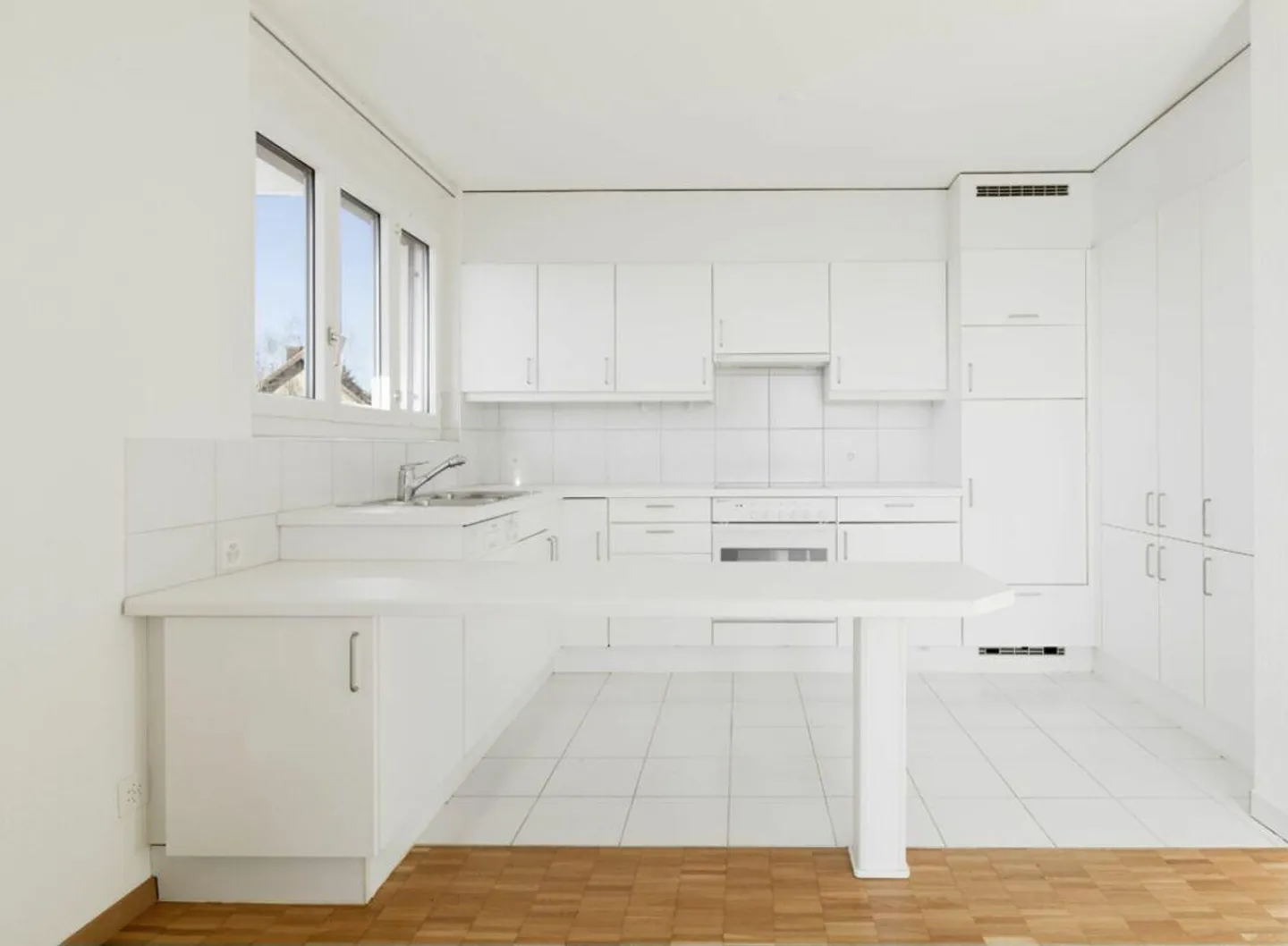 Attractive 3.5-room attic apartment in Bassersdorf - Photo 2 of 10