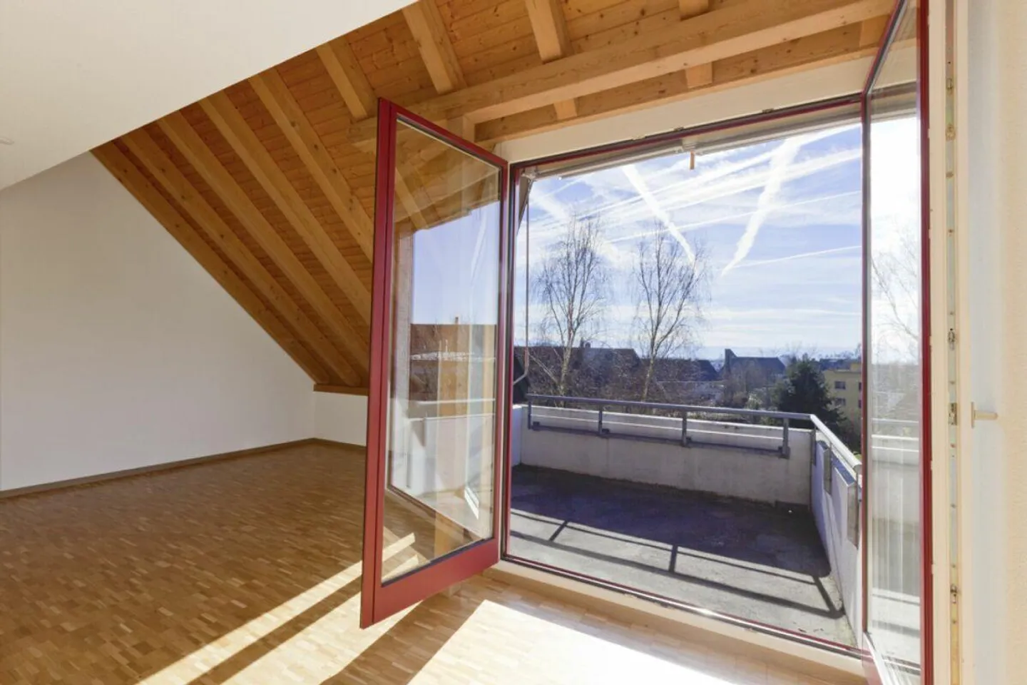 Attractive 3.5-room attic apartment in Bassersdorf - Photo 5 of 10