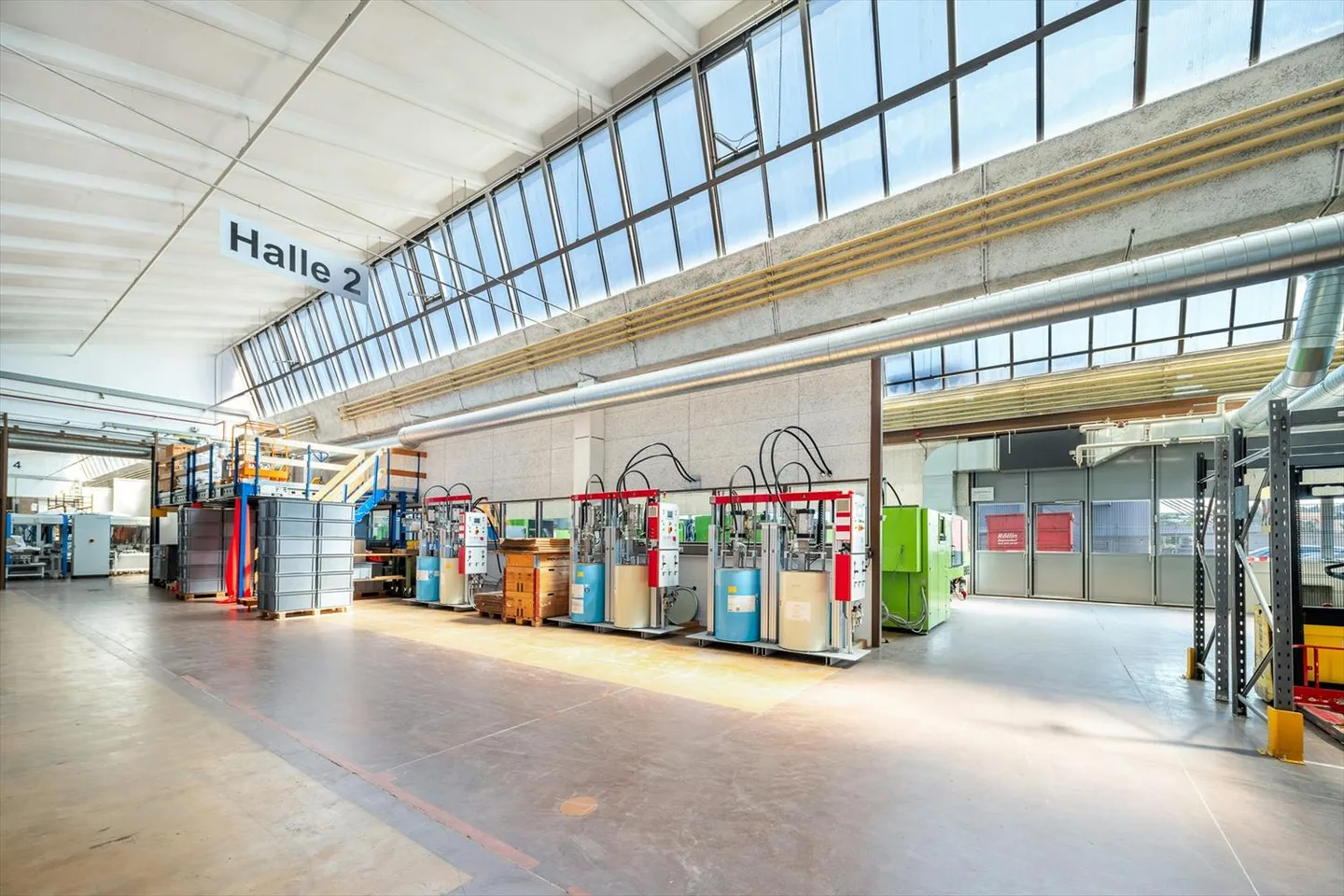 Hall de shed de 1'300 m2 de 5,5 m de haut avec zone de livraison généreuse, grandes portes, charge de sol élevée - Photo 1 sur 12