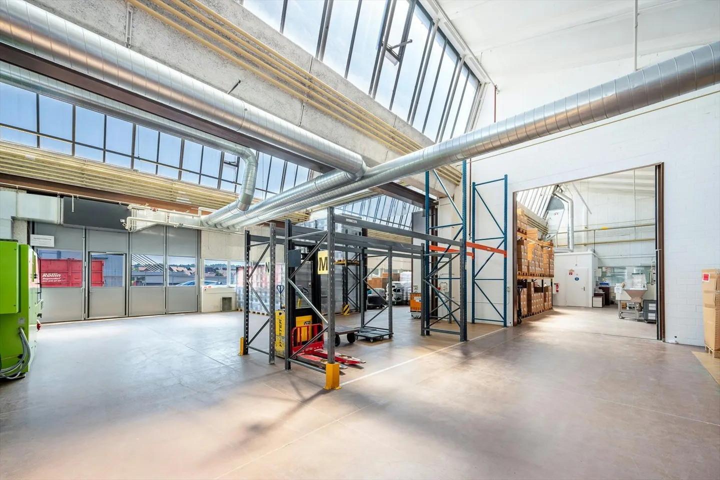 Hall de shed de 1'300 m2 de 5,5 m de haut avec zone de livraison généreuse, grandes portes, charge de sol élevée - Photo 2 sur 12