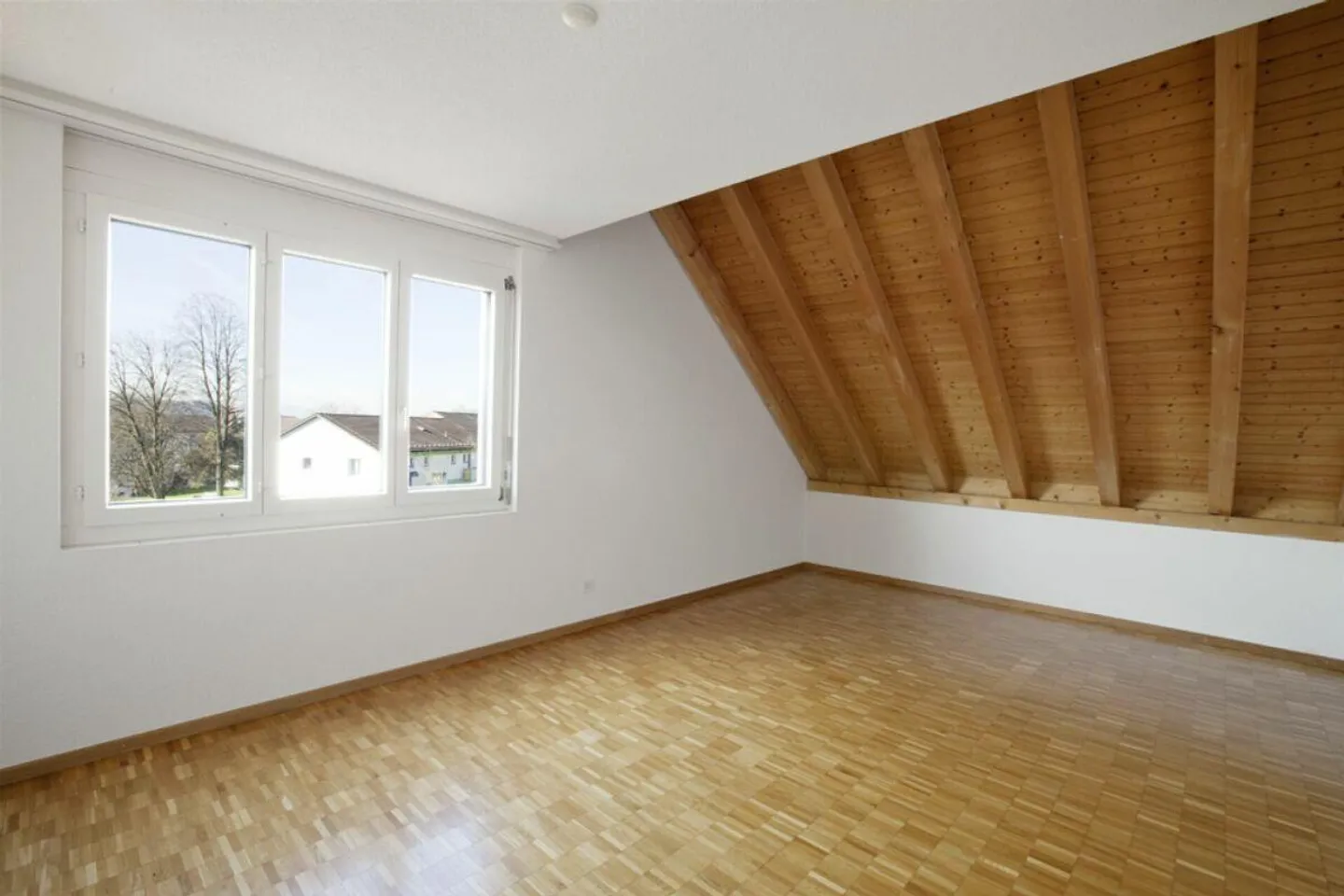 Attractive 3.5-room attic apartment in Bassersdorf - Photo 7 of 10