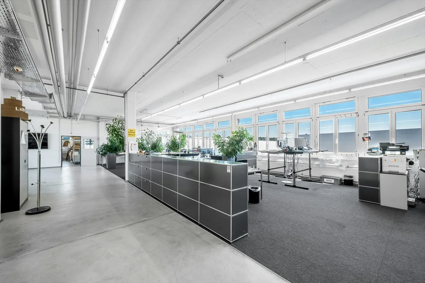 Hall de shed de 1'300 m2 de 5,5 m de haut avec zone de livraison généreuse, grandes portes, charge de sol élevée - Photo 10 sur 12