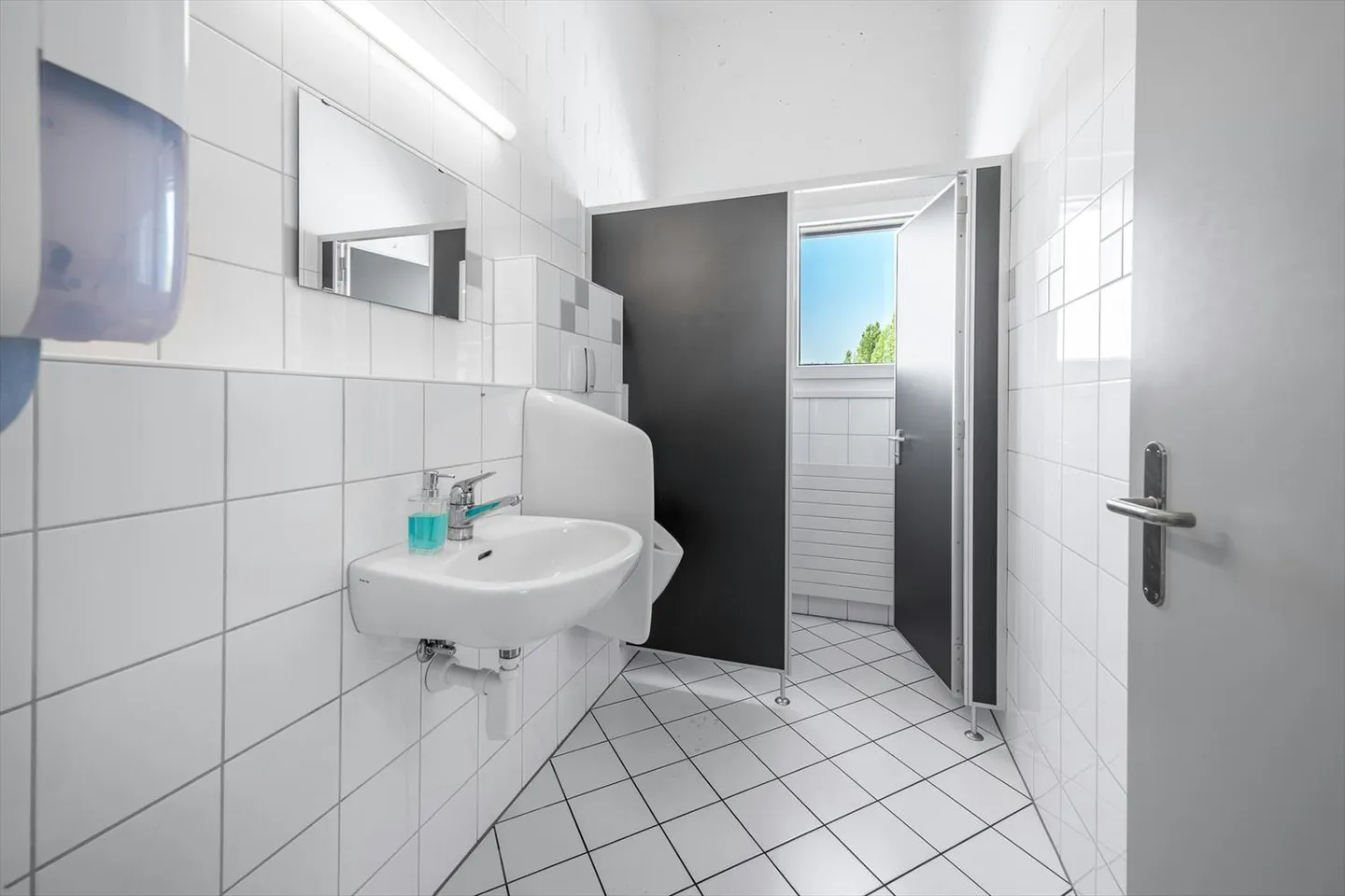Hall de shed de 1'300 m2 de 5,5 m de haut avec zone de livraison généreuse, grandes portes, charge de sol élevée - Photo 11 sur 12