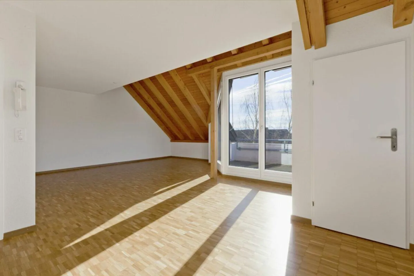 Attractive 3.5-room attic apartment in Bassersdorf - Photo 3 of 10