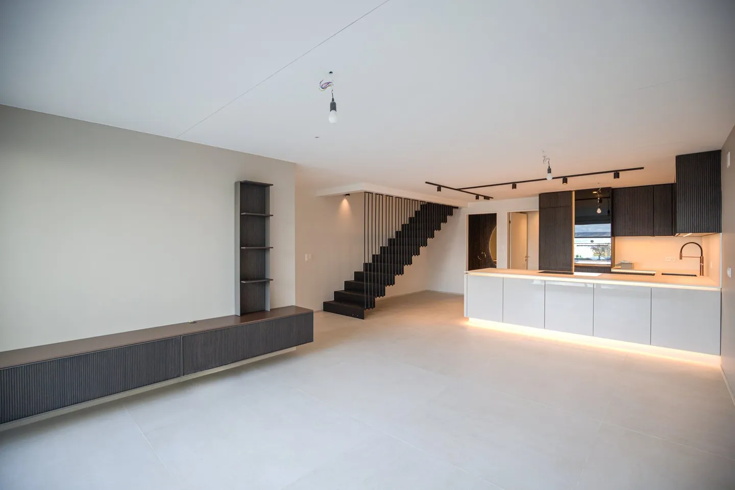 Modern Gem with Lake View - 3.5-Room Townhouse - Photo 3 of 7