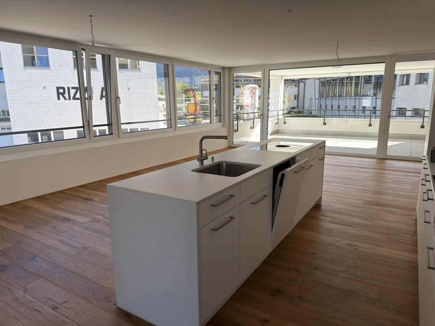 Appartement moderne de 4,5 pièces dans un quartier résidentiel calme - Photo 3 sur 7