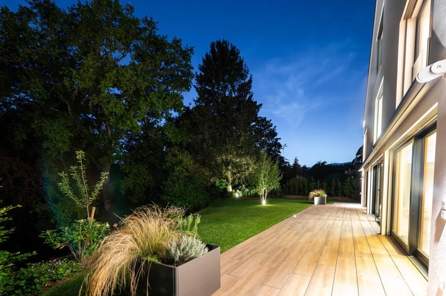 Bellissima villa contemporanea individuale ai margini della foresta - Foto 2 di 7