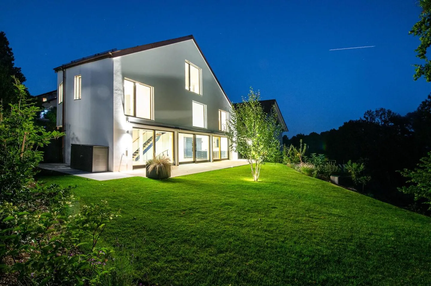 Bellissima villa contemporanea individuale ai margini della foresta - Foto 1 di 7