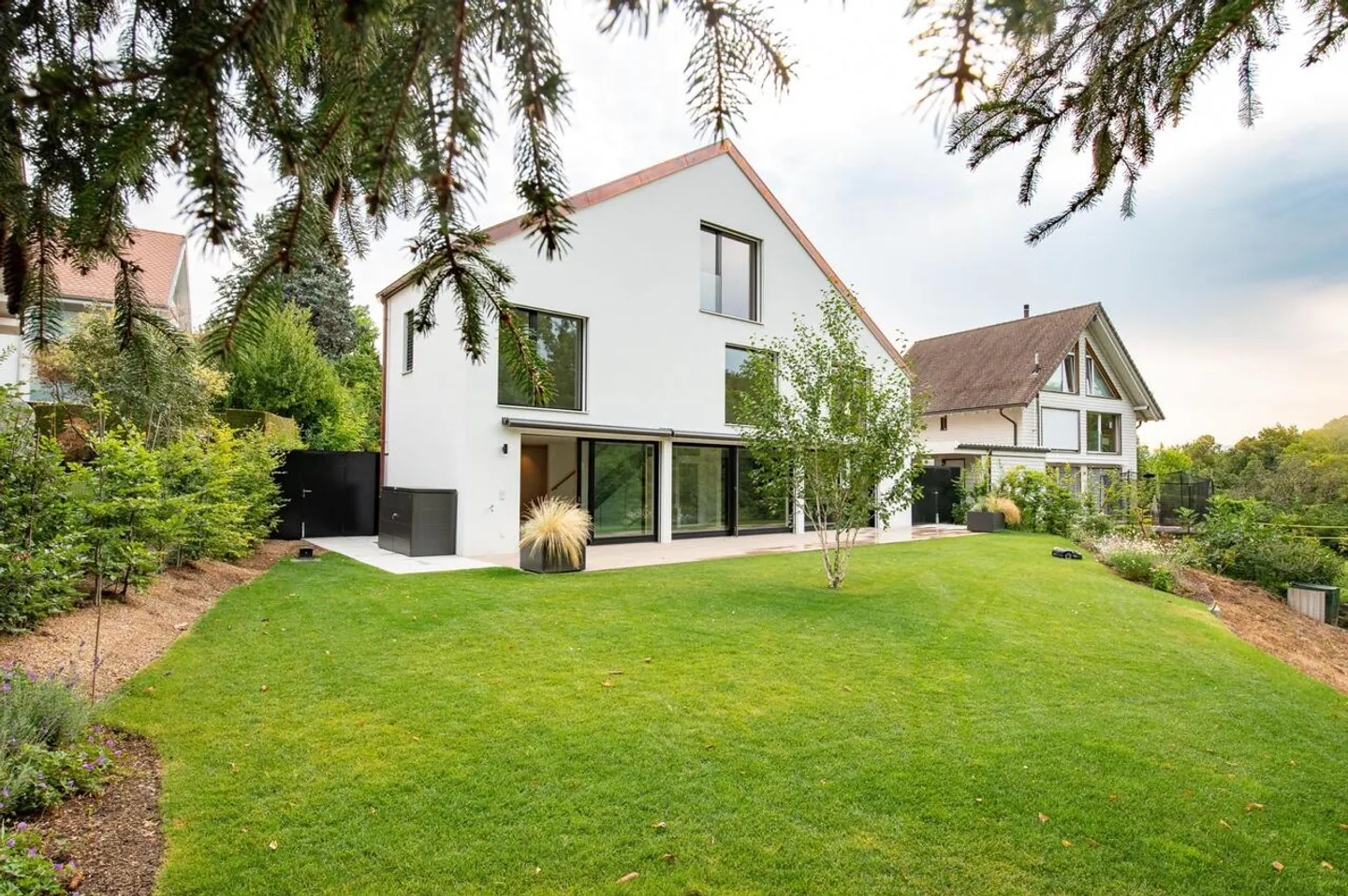 Bellissima villa contemporanea individuale ai margini della foresta - Foto 5 di 7