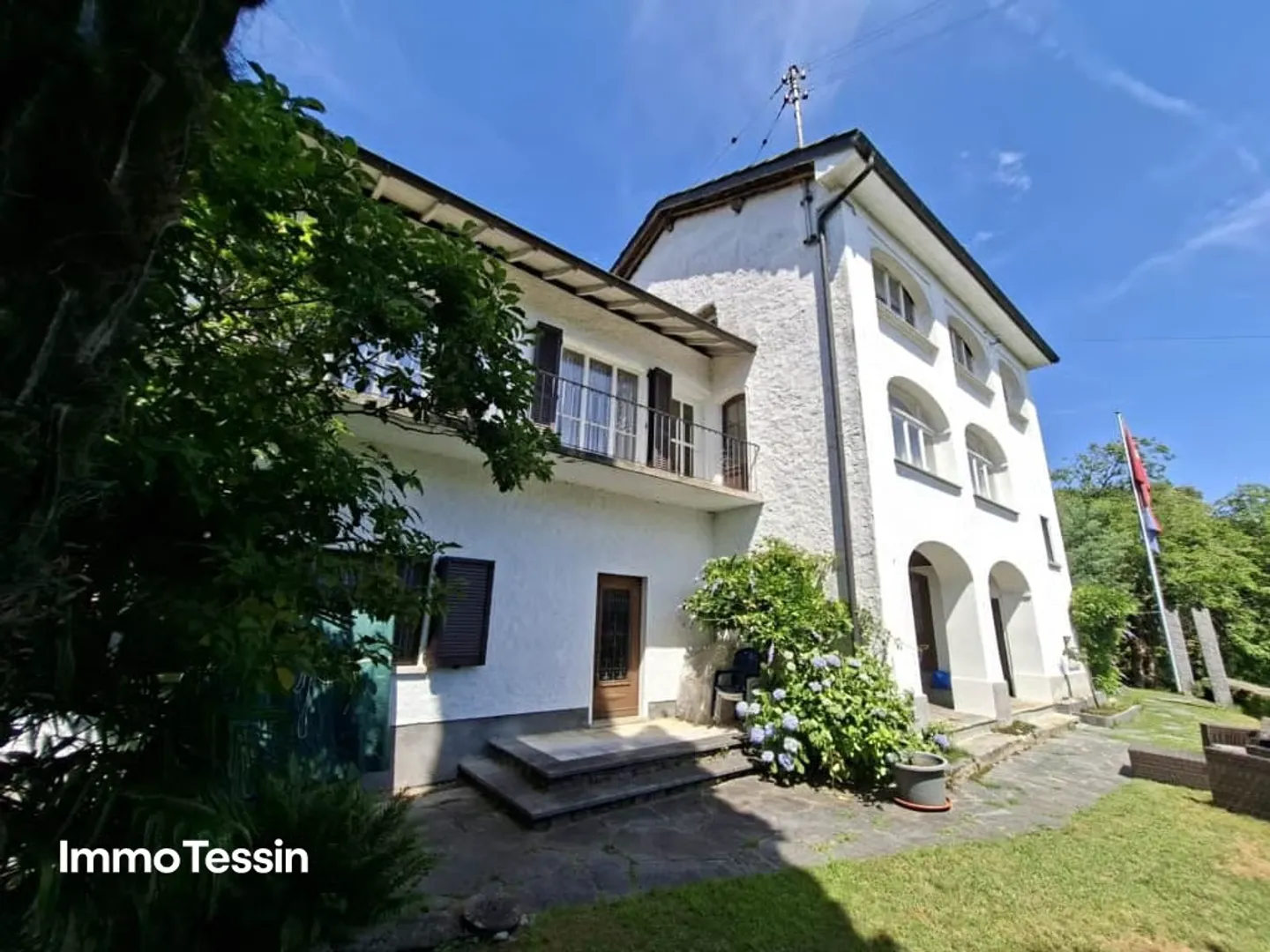 OPPORTUNITY: Unique property on over 15,000 m² of land in absolute tranquility with pool and breathtaking views into the Ticino Malcantone - Photo 3 of 13