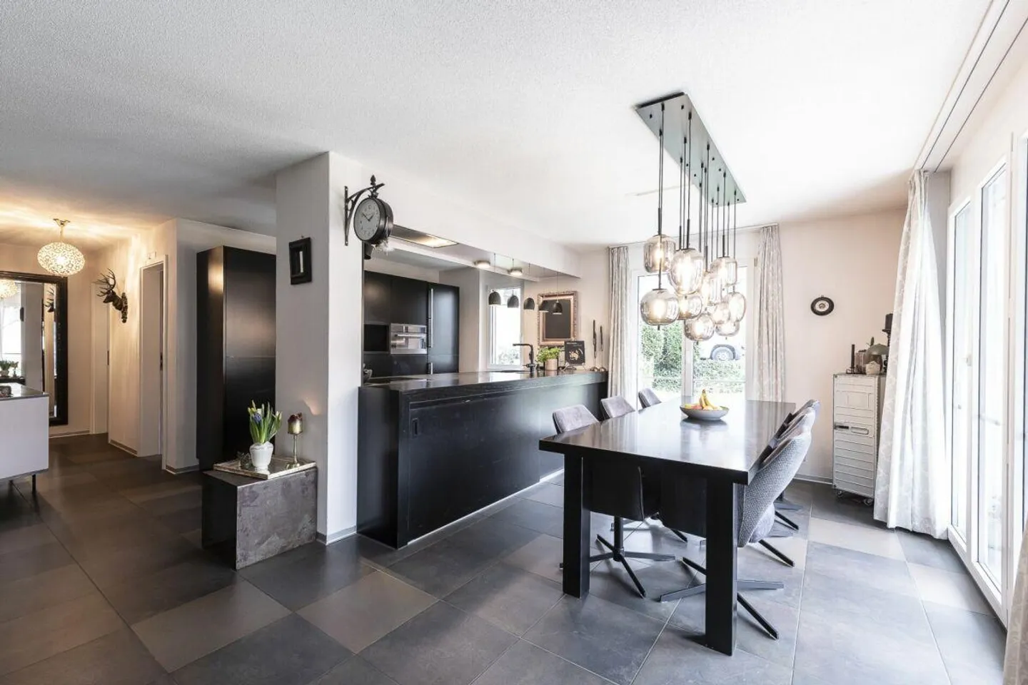 Bright and spacious 5.5-room condominium with parking space - Photo 2 of 30