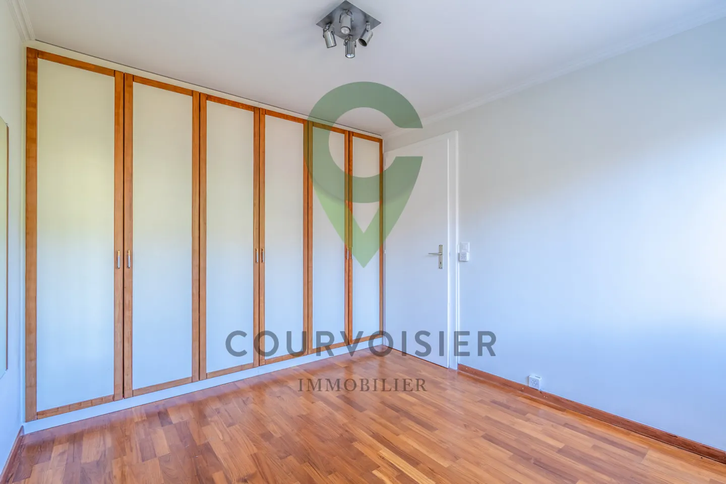 Magnificent renovated gable triplex with garden and pool - Photo 6 of 13