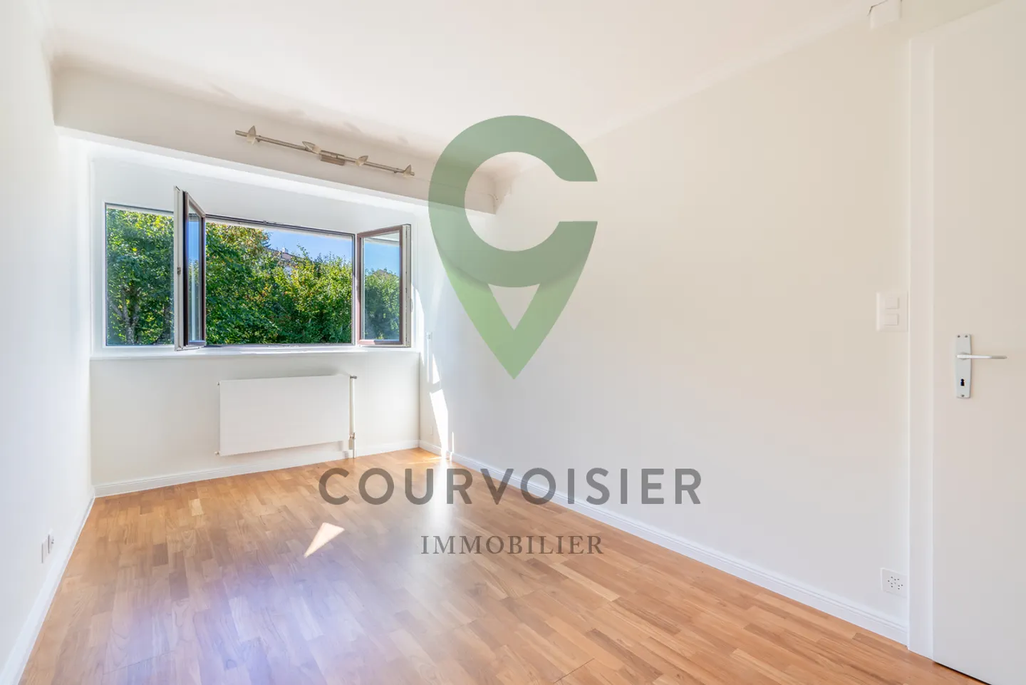 Magnificent renovated gable triplex with garden and pool - Photo 8 of 13