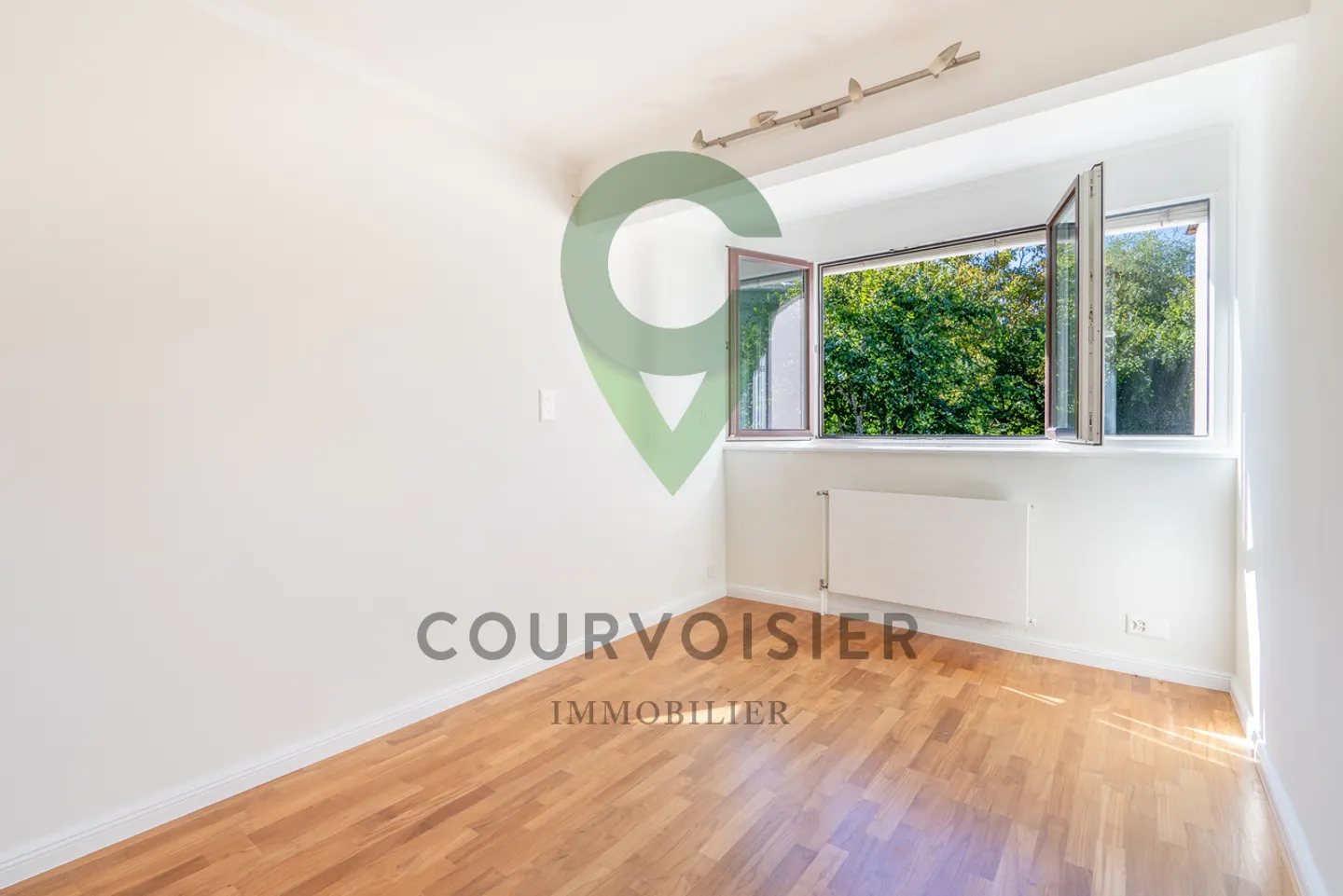 Magnificent renovated gable triplex with garden and pool - Photo 9 of 13