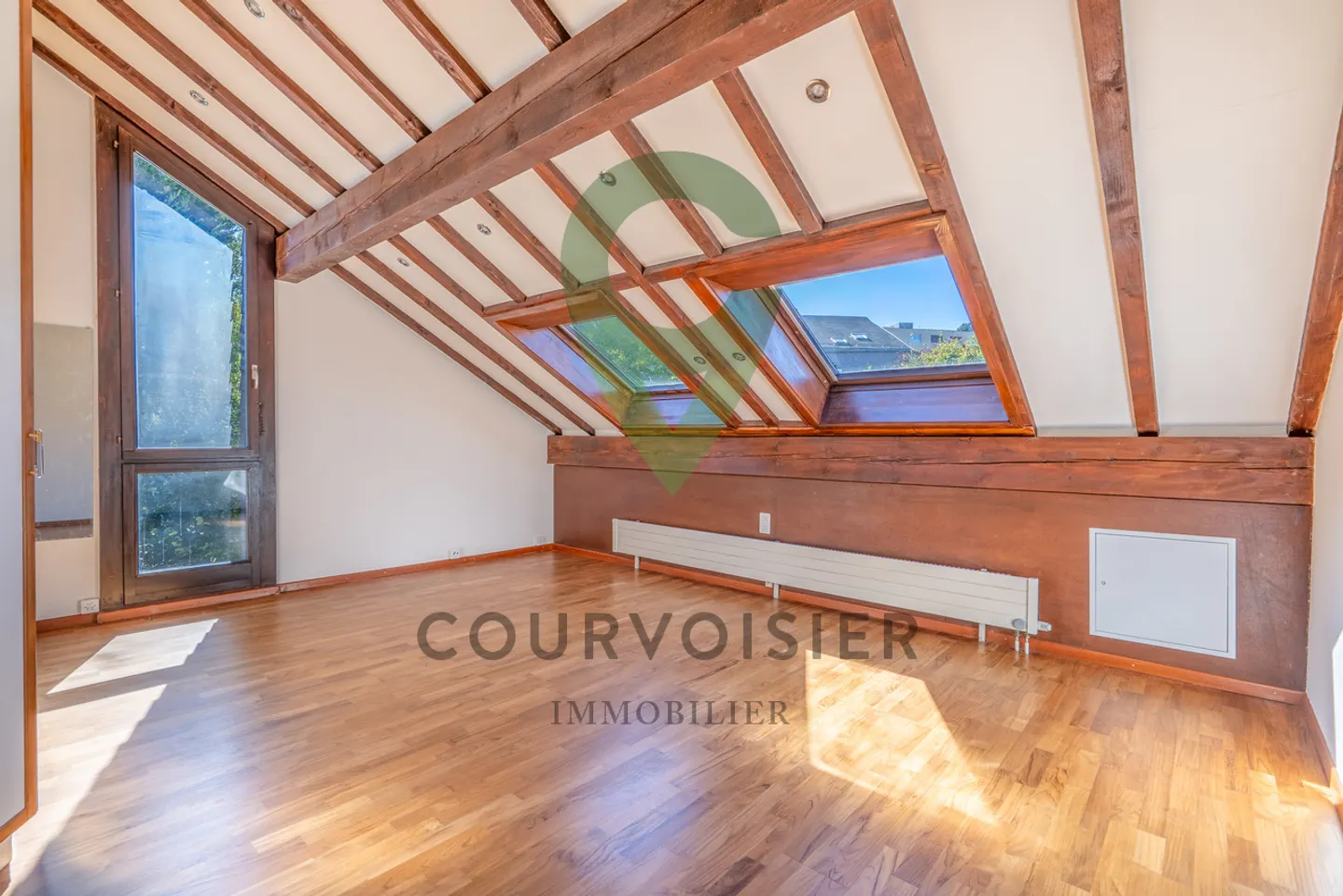Magnificent renovated gable triplex with garden and pool - Photo 10 of 13