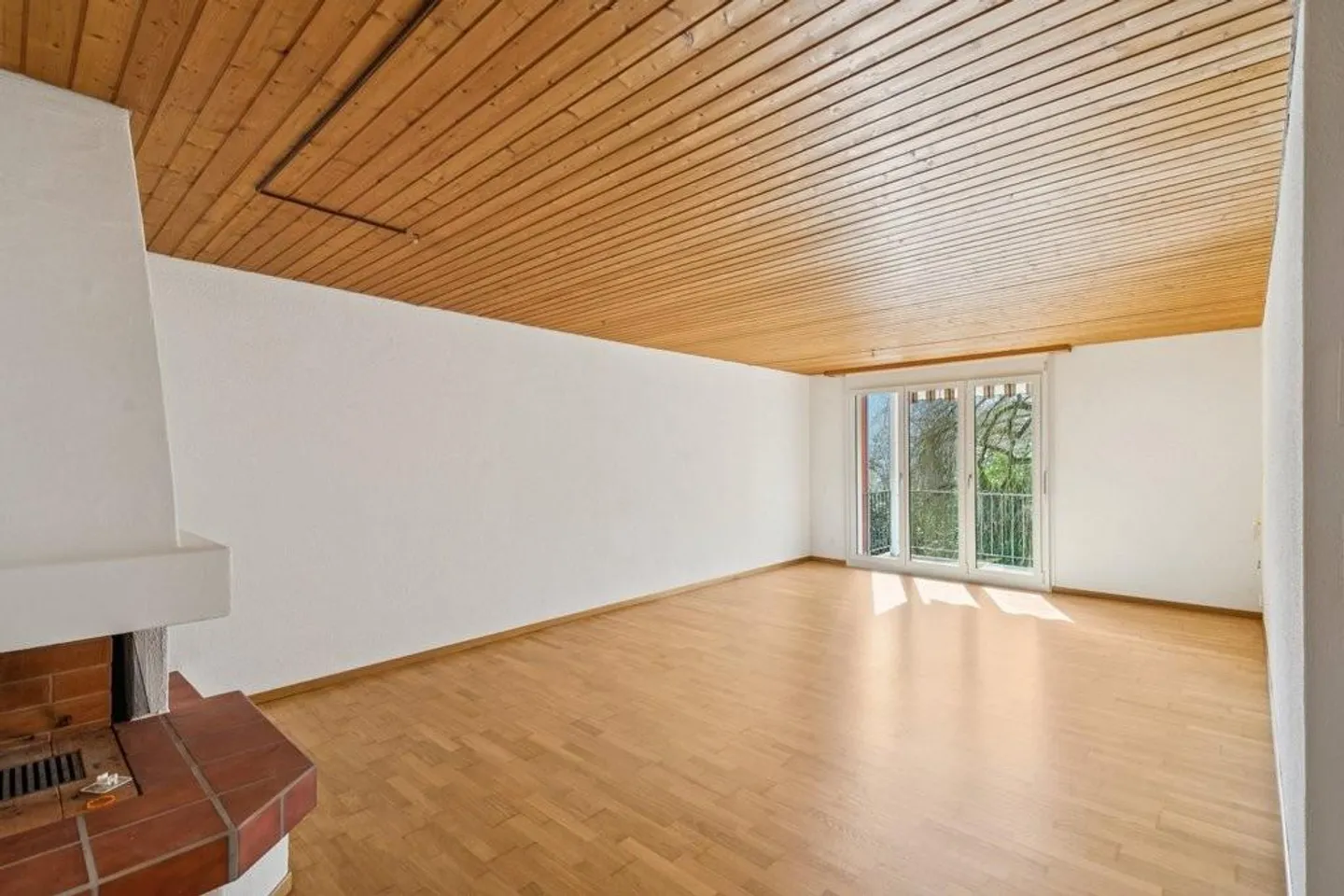 Charmante appartement de 4,5 pièces avec balcon et cheminée - Photo 2 sur 10