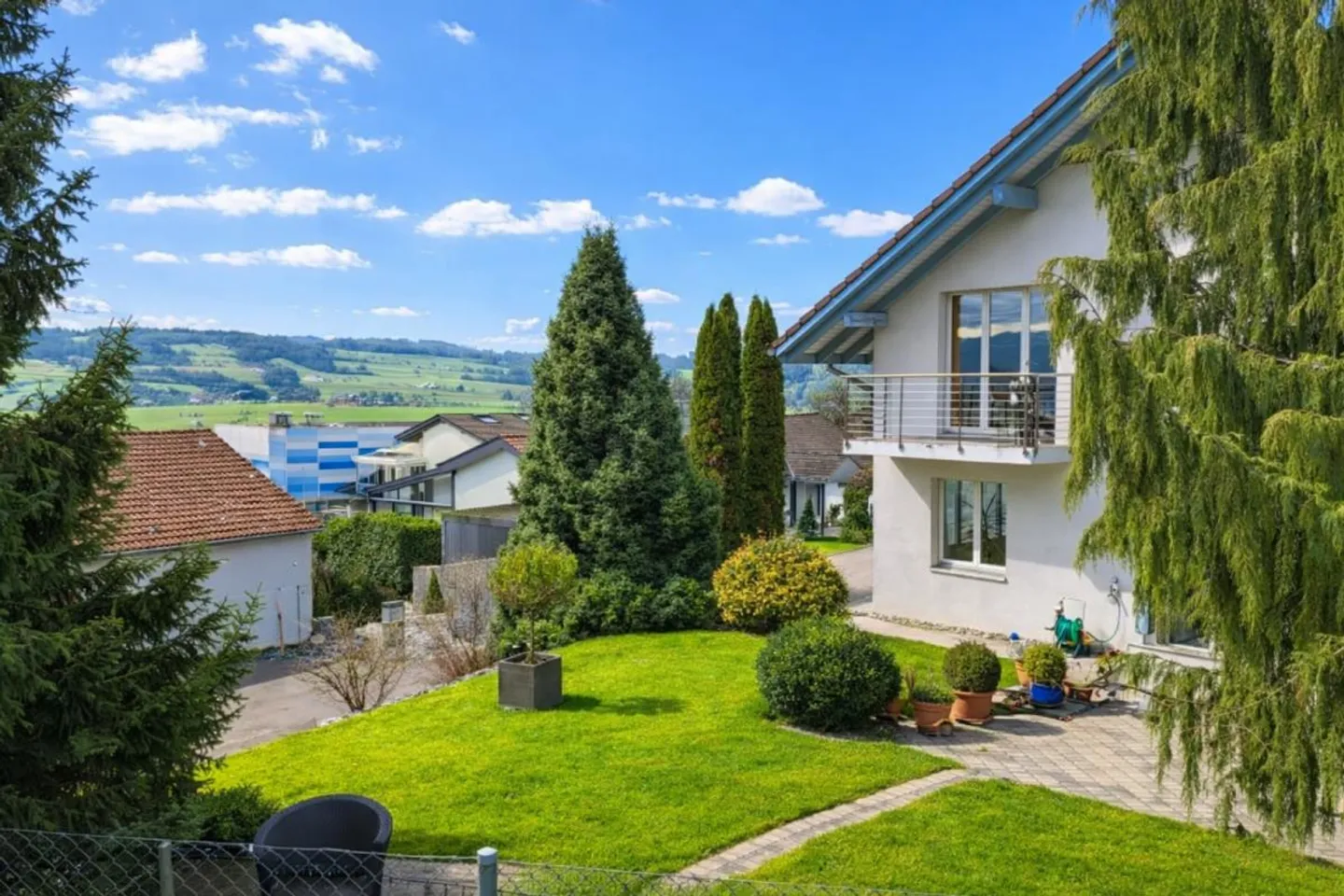 Family-Friendly Detached House - Photo 1 of 15