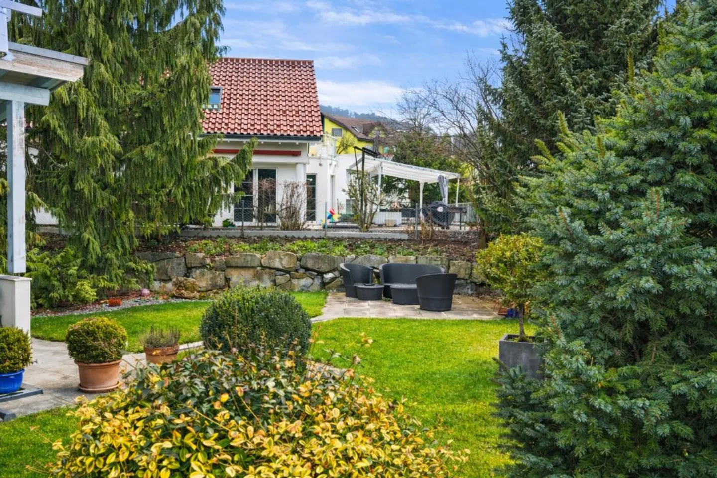 Family-Friendly Detached House - Photo 2 of 15