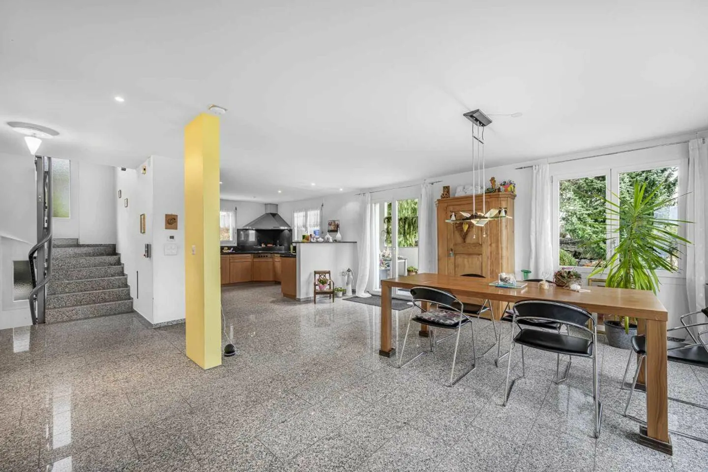 Family-Friendly Detached House - Photo 5 of 15