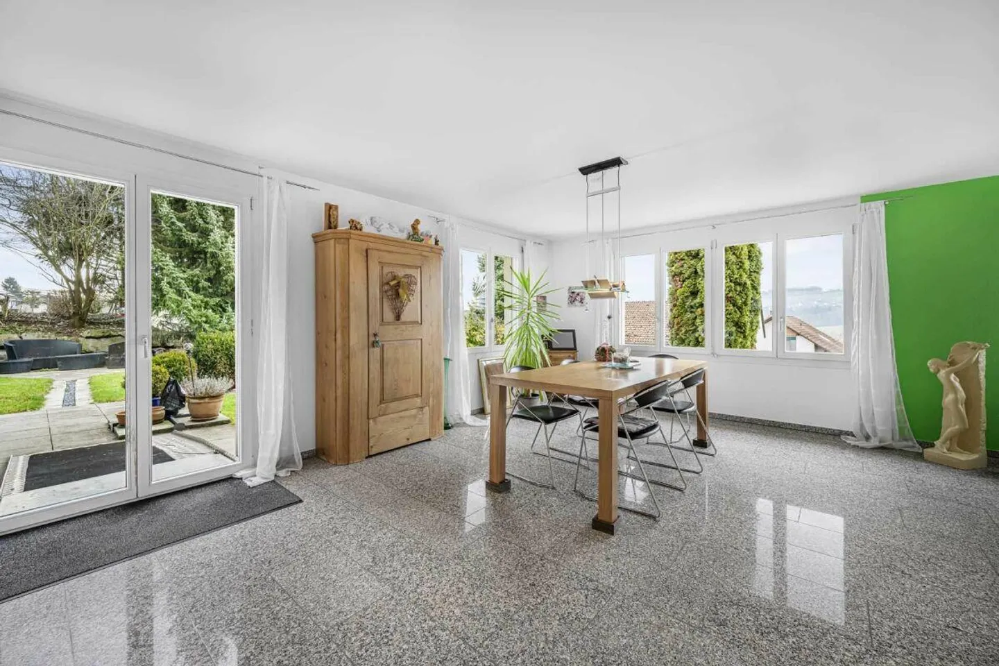 Family-Friendly Detached House - Photo 6 of 15