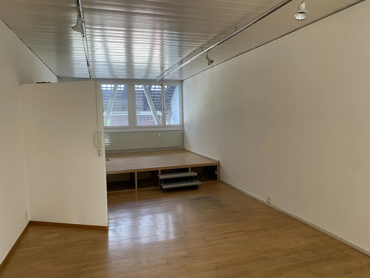 Espace de vie-bureau-loisirs-atelier central à louer à Therwil - Photo 2 sur 6
