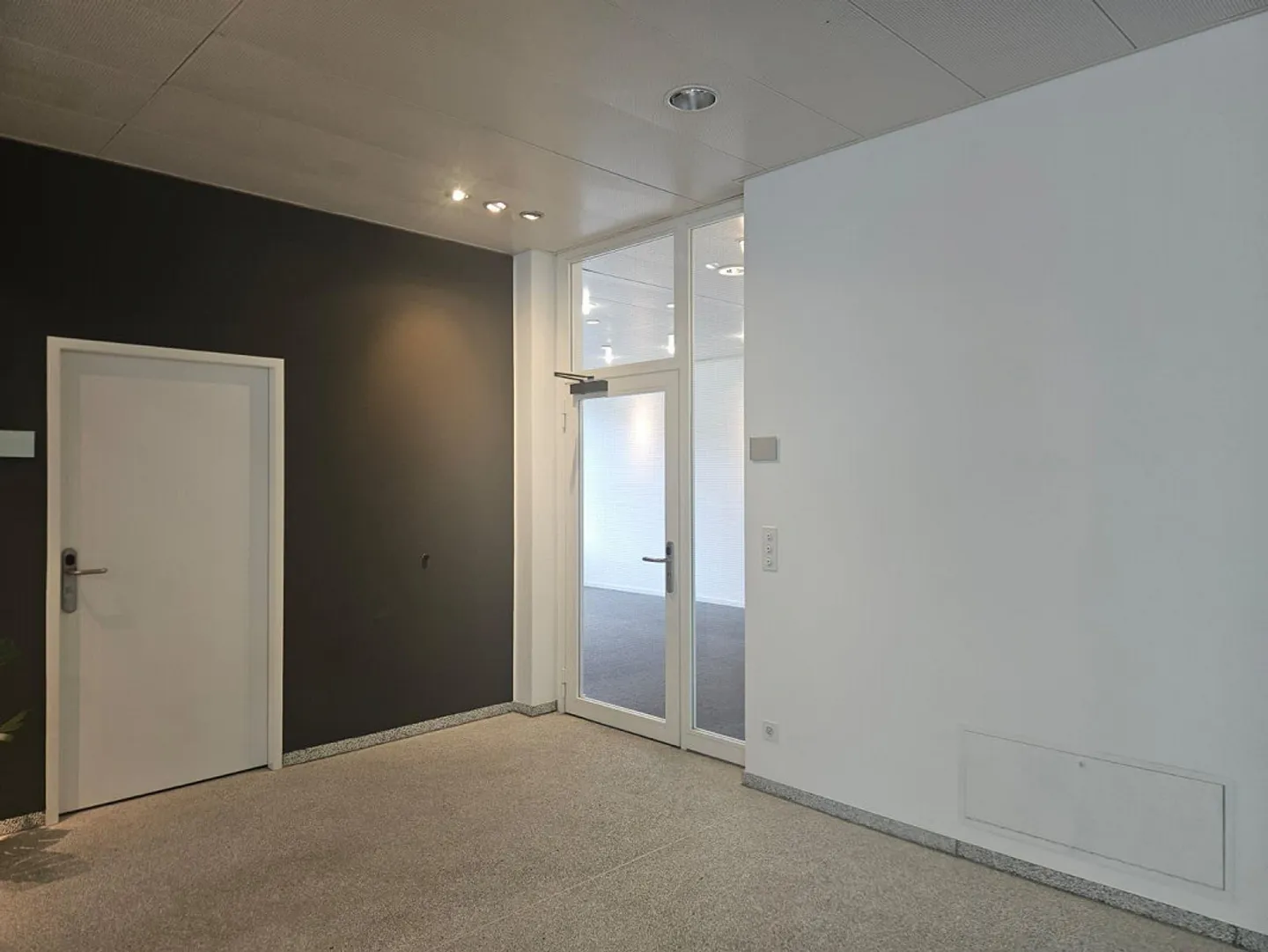 Ufficio luminoso a Sevelen – CHF 600.– incl. NK, ideale per il coworking - Foto 6 di 15
