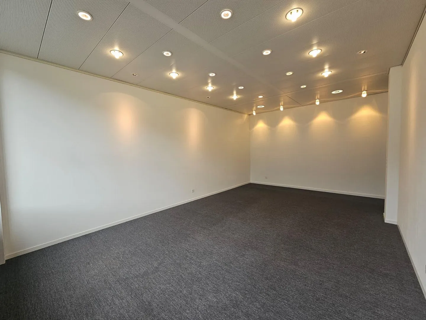 Ufficio luminoso a Sevelen – CHF 600.– incl. NK, ideale per il coworking - Foto 7 di 15
