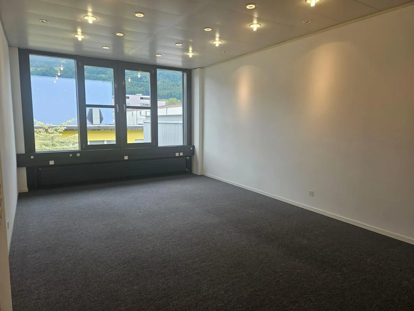 Ufficio luminoso a Sevelen – CHF 600.– incl. NK, ideale per il coworking - Foto 9 di 15