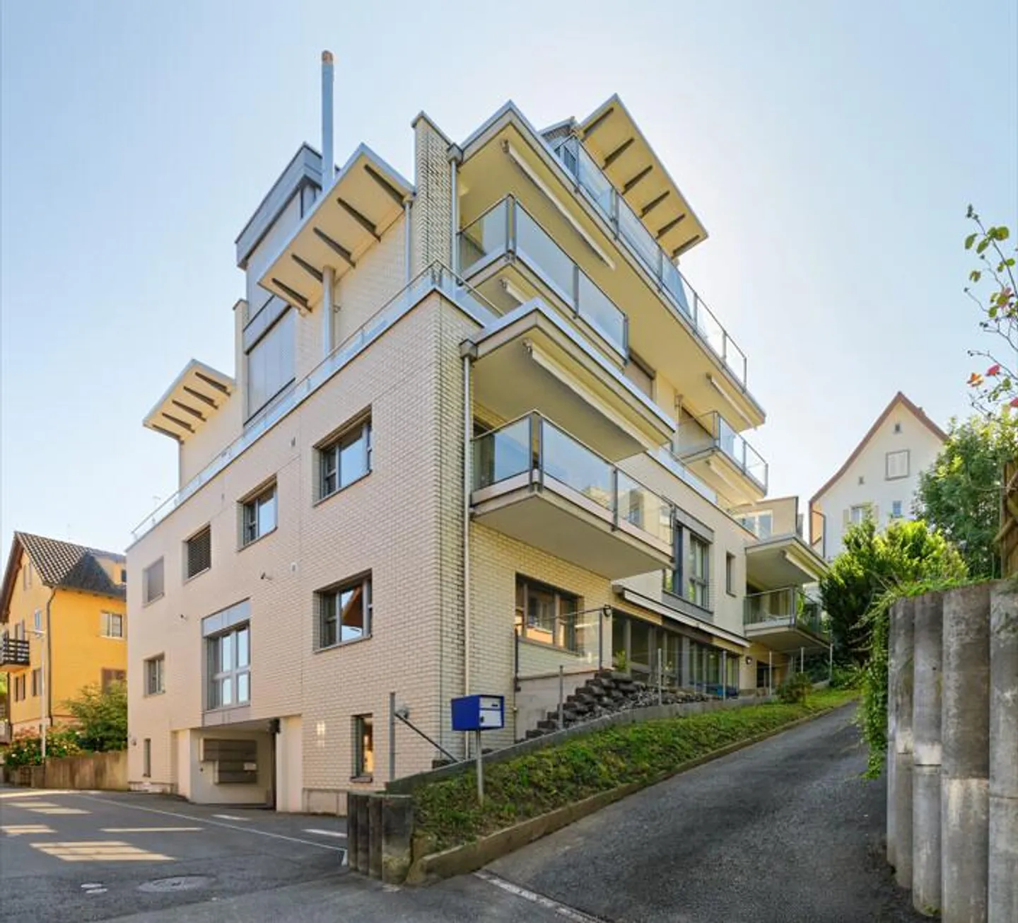 Pfäffikon SZ: Urban Flair in a Quiet Location - Photo 4 of 5