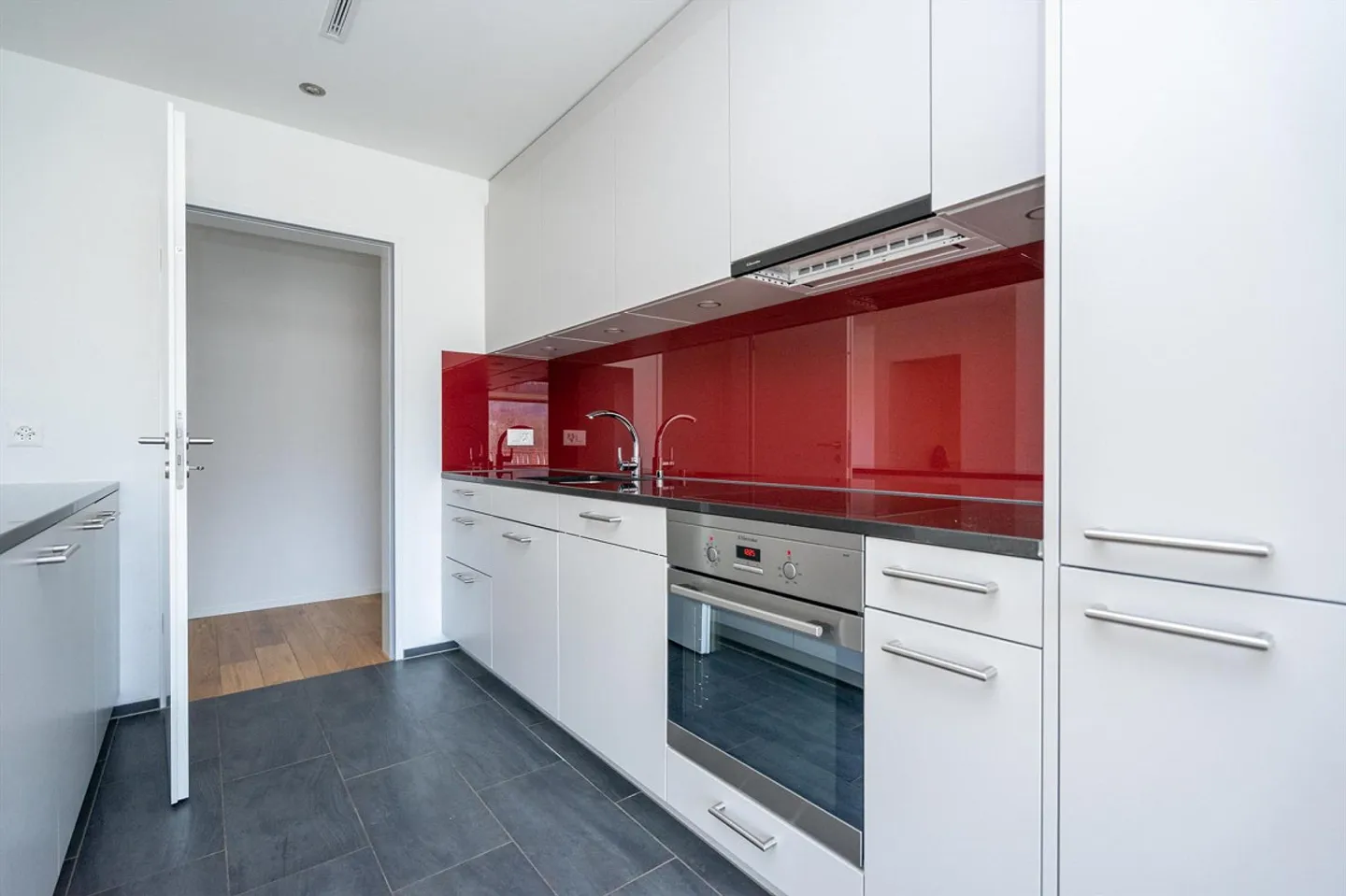 2.5 Room Apartment in Spreitenbach - Photo 2 of 5