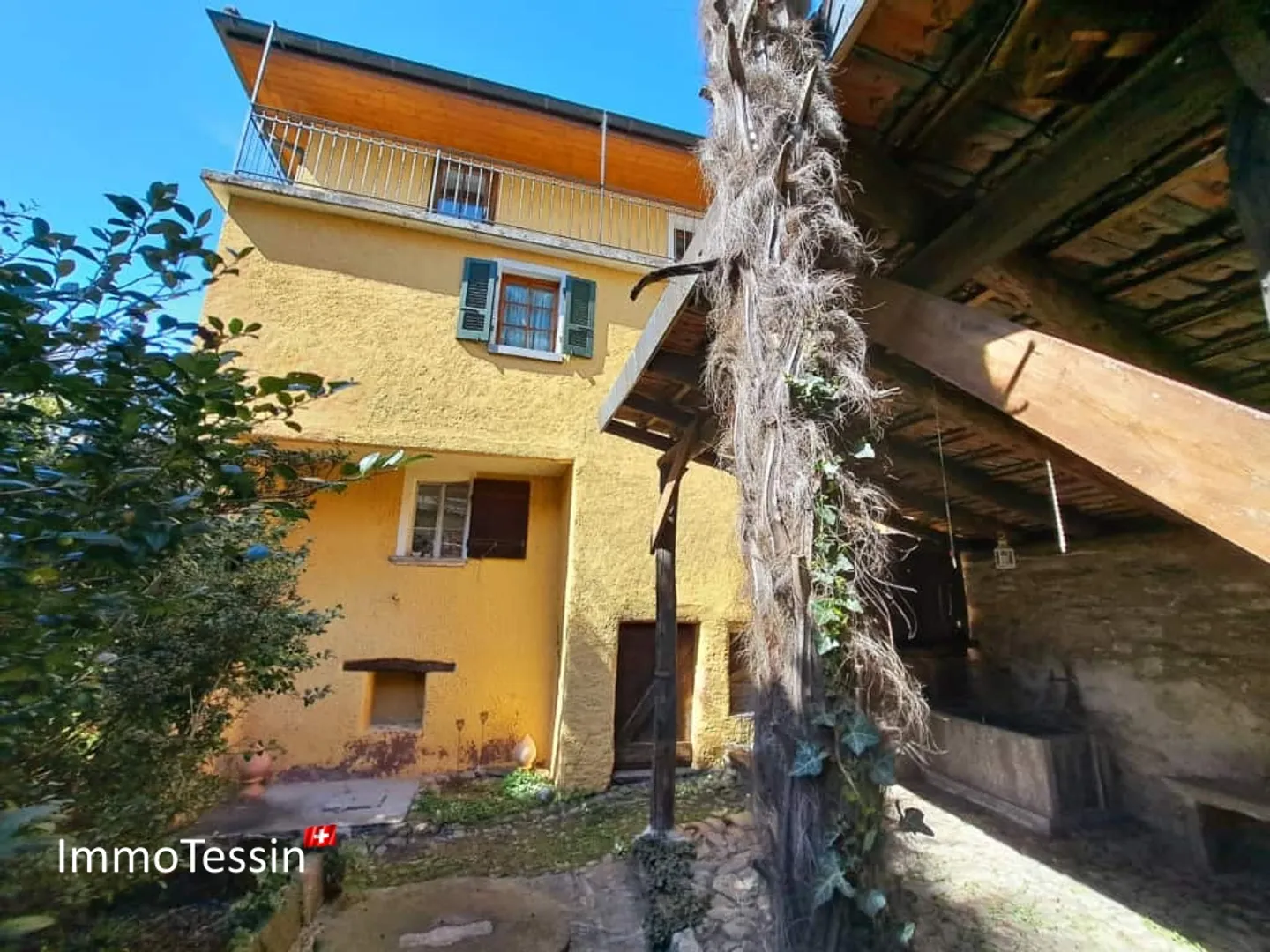 Spacious, renovated and very charming Ticino house with a separate Rustico that will delight you - Photo 4 of 13