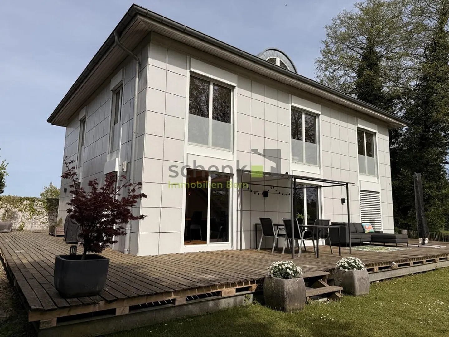 VILLA UNIFAMILIARE DI 5,5 STANZE CON GIARDINO D'INVERNO RISCALDATO E IDILLO GIARDINO - Foto 2 di 35